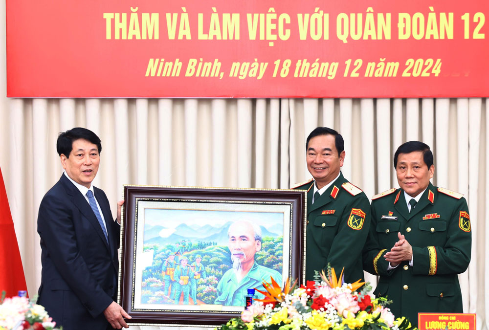 Chủ tịch nước Lương Cường tặng bức tranh ch&acirc;n dung Chủ tịch Hồ Ch&iacute; Minh cho Qu&acirc;n đo&agrave;n 12