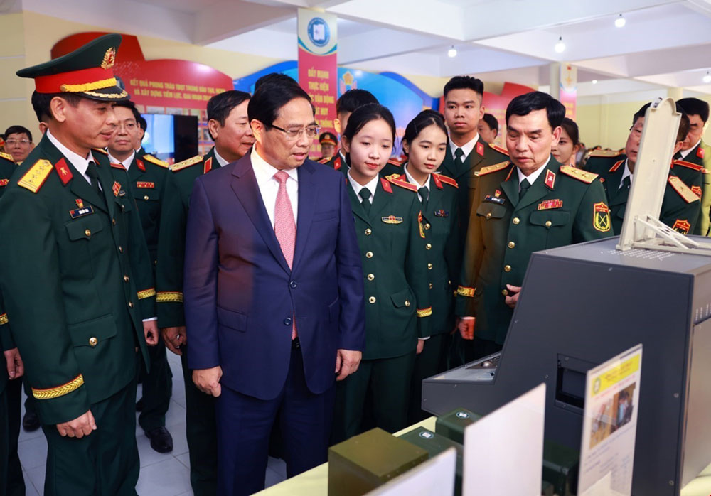 Thủ tướng Phạm Minh Ch&iacute;nh tham quan sản phẩm nghi&ecirc;n cứu, s&aacute;ng tạo của Học viện Kỹ thuật Qu&acirc;n sự. Ảnh: TTXVN