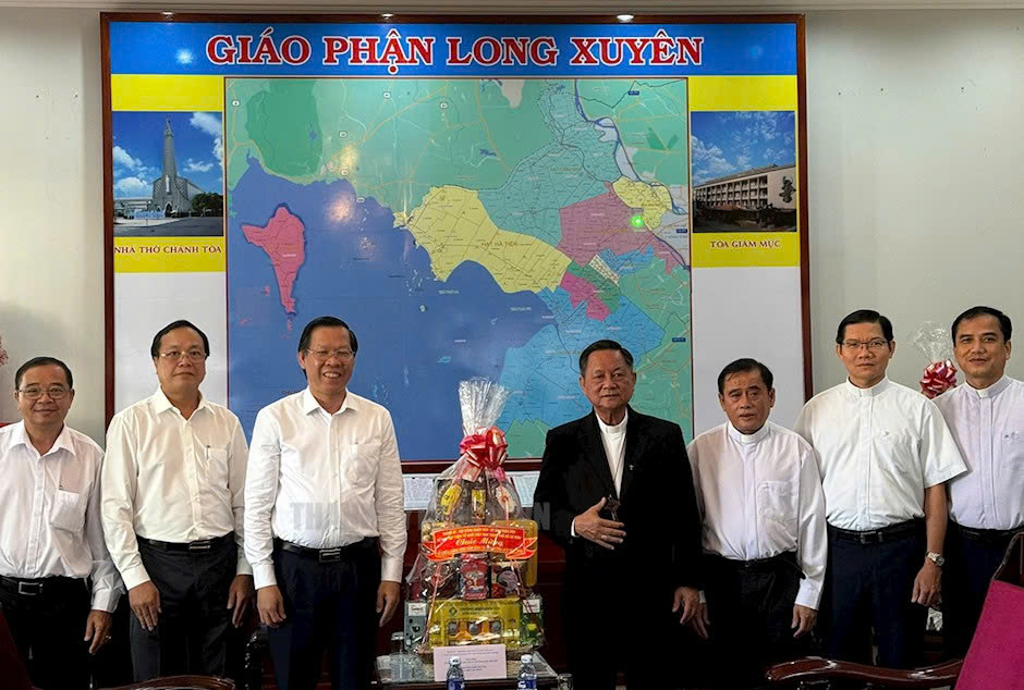 Lãnh đạo TP HCM chúc mừng Giáng sinh tại An Giang- Ảnh 1.