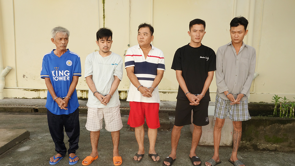 Bắt tạm giam Hiếu &ldquo;X&igrave;-po&rdquo; v&agrave; 9 đồng phạm- Ảnh 2.
