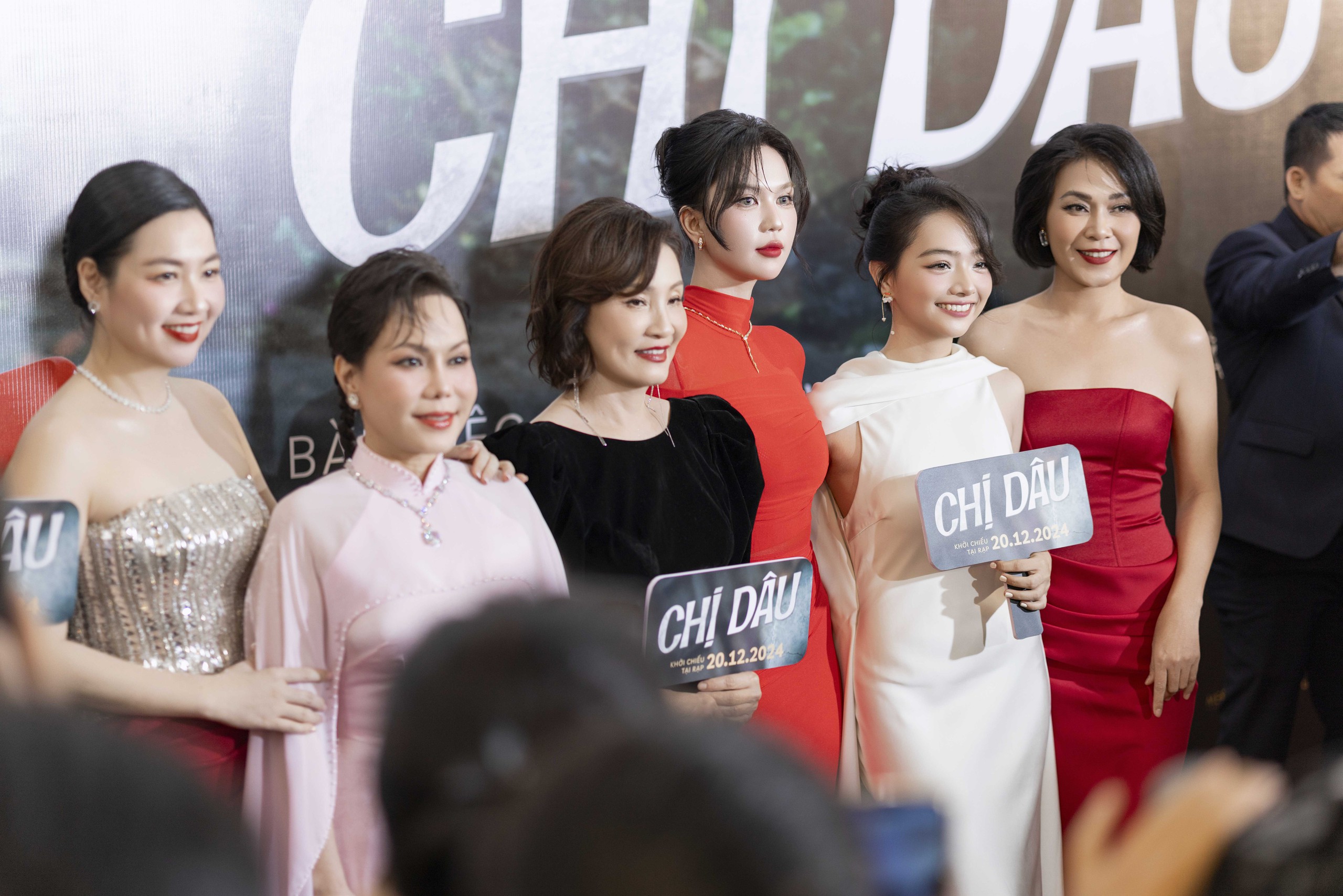 Ngọc Trinh "đọ eo" cùng Hồng Đào, Việt Hương- Ảnh 4.