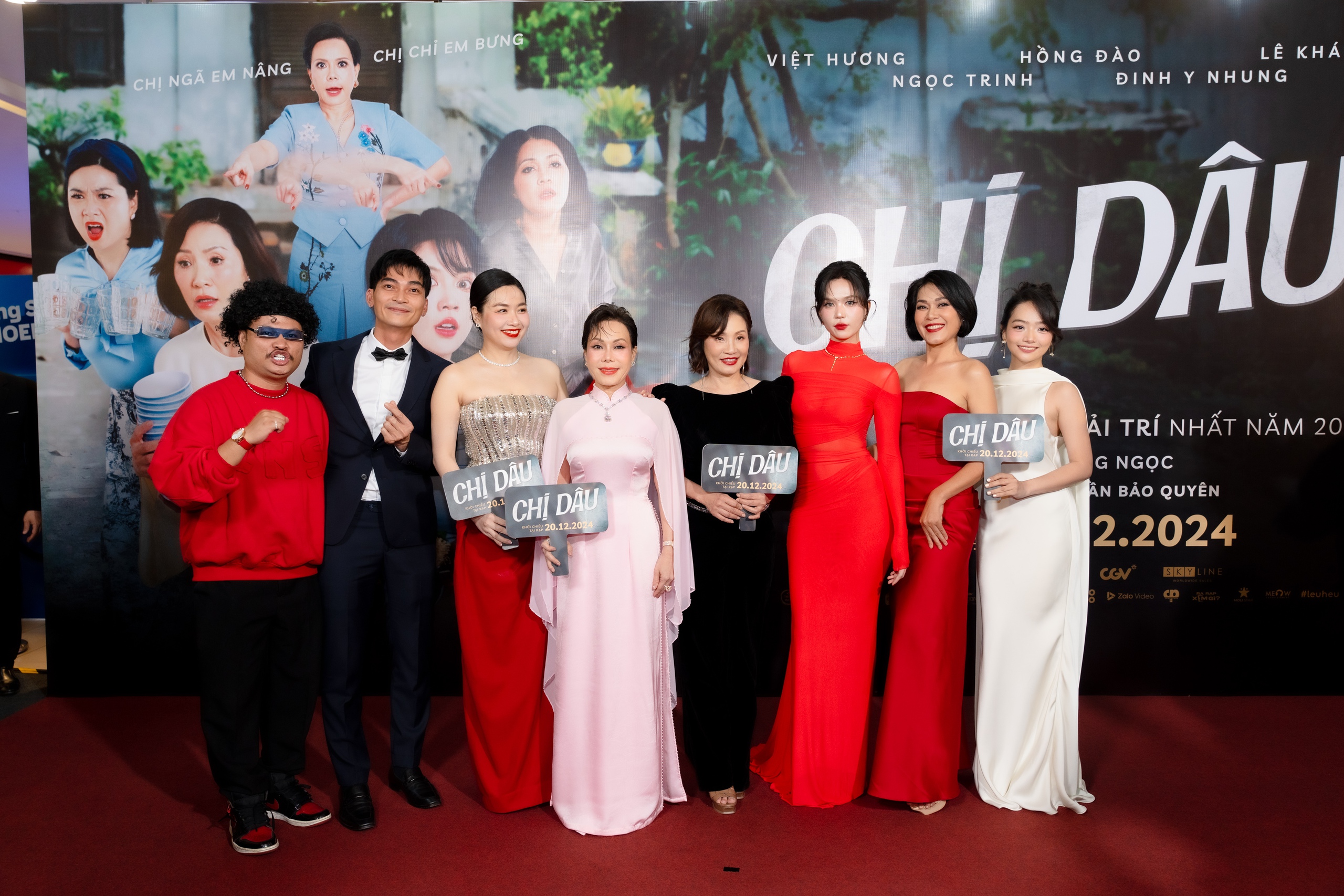 Ngọc Trinh "đọ eo" cùng Hồng Đào, Việt Hương- Ảnh 3.