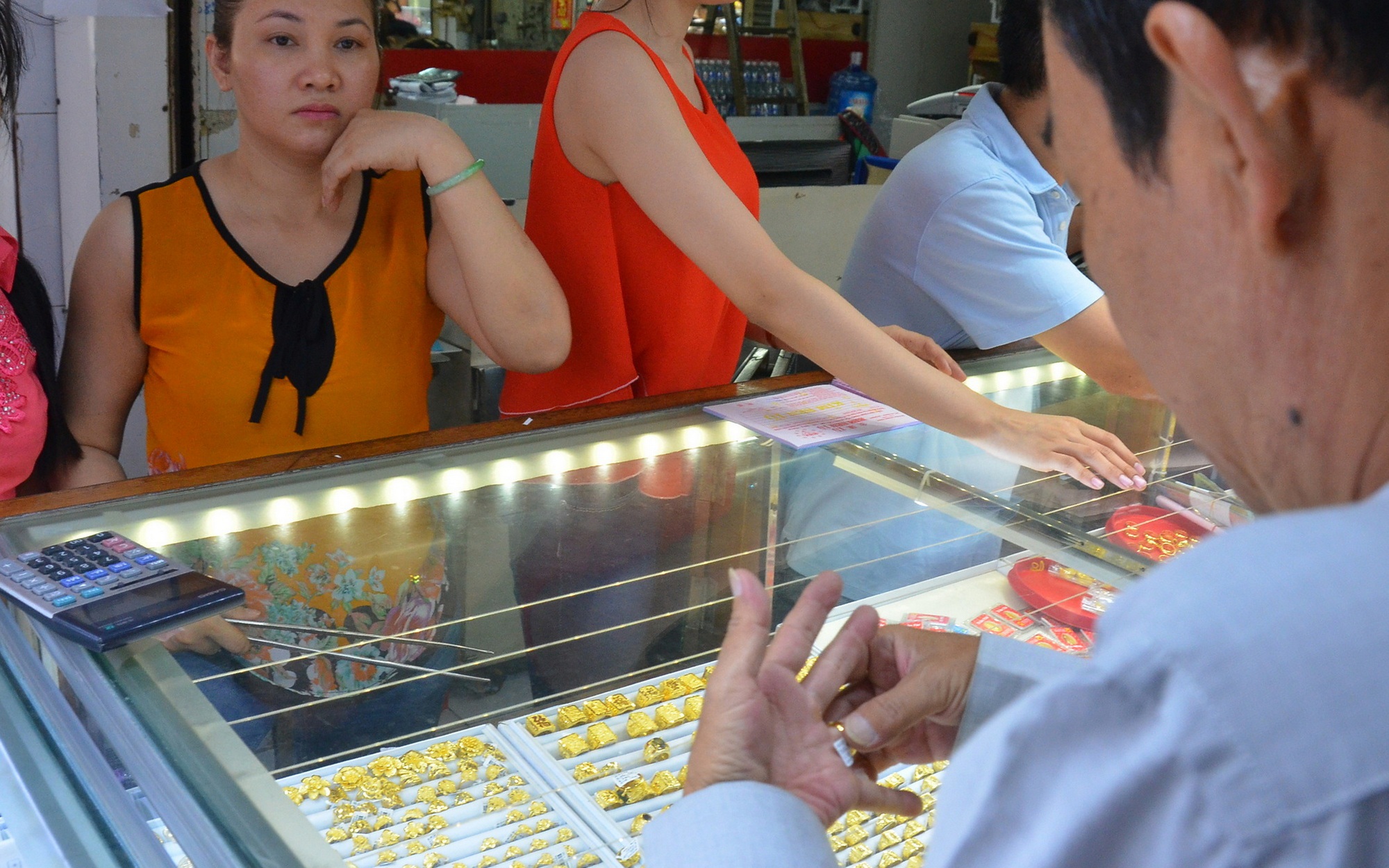 Gi&aacute; v&agrave;ng h&ocirc;m nay, 19-12: Giảm mạnh 