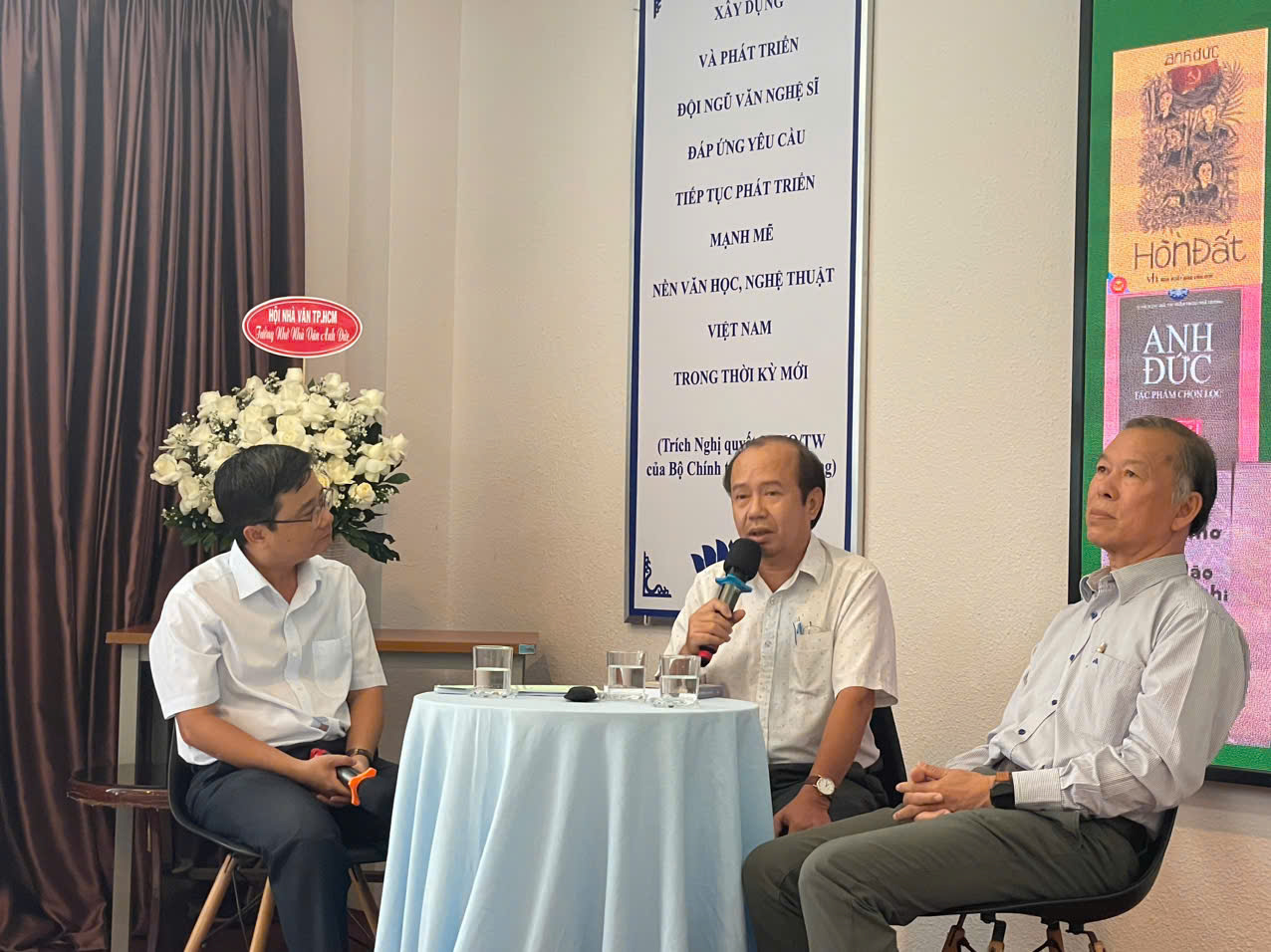 T&ocirc;n vinh v&agrave; &ocirc;n kỷ niệm về nh&agrave; văn Anh Đức- Ảnh 3.