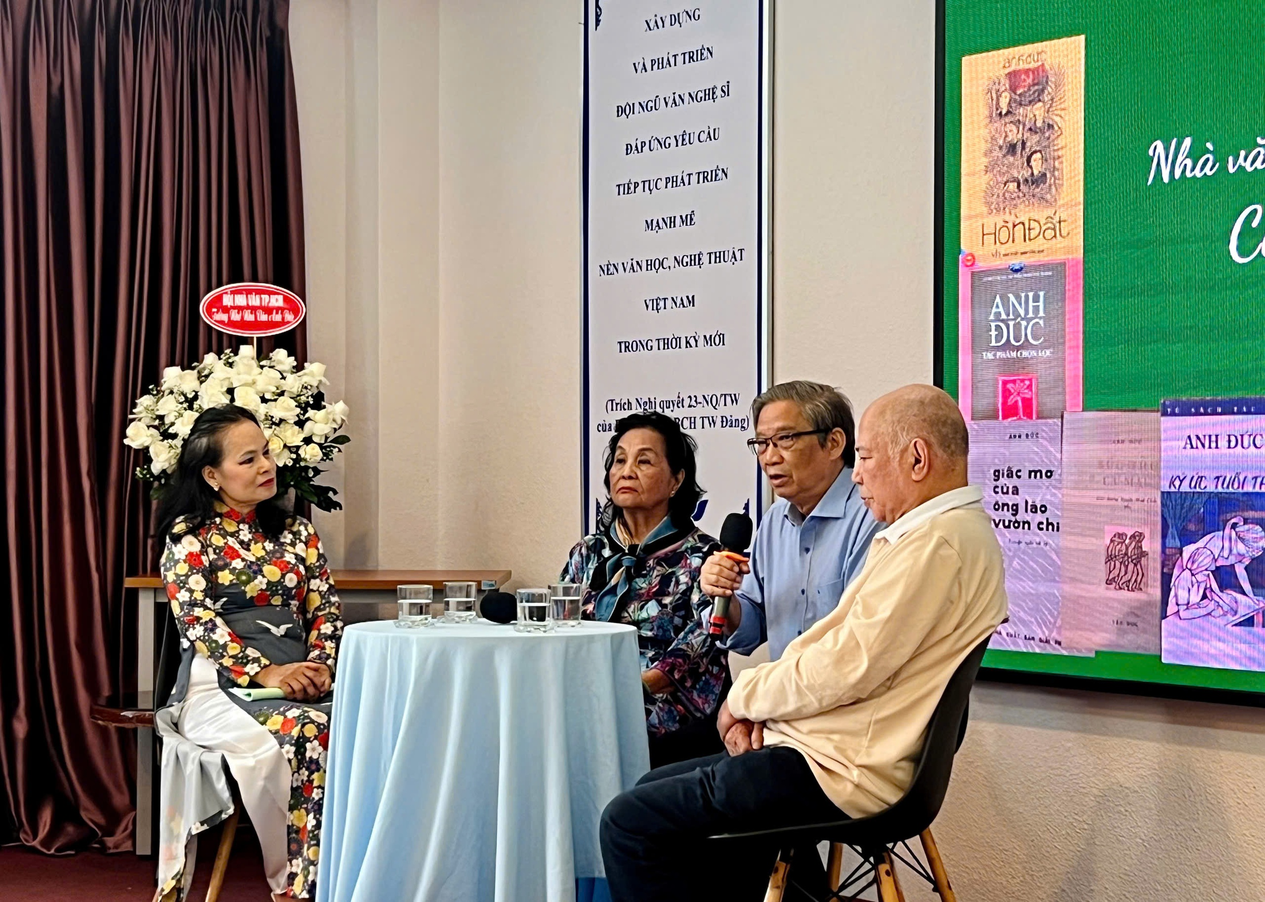 T&ocirc;n vinh v&agrave; &ocirc;n kỷ niệm về nh&agrave; văn Anh Đức- Ảnh 5.