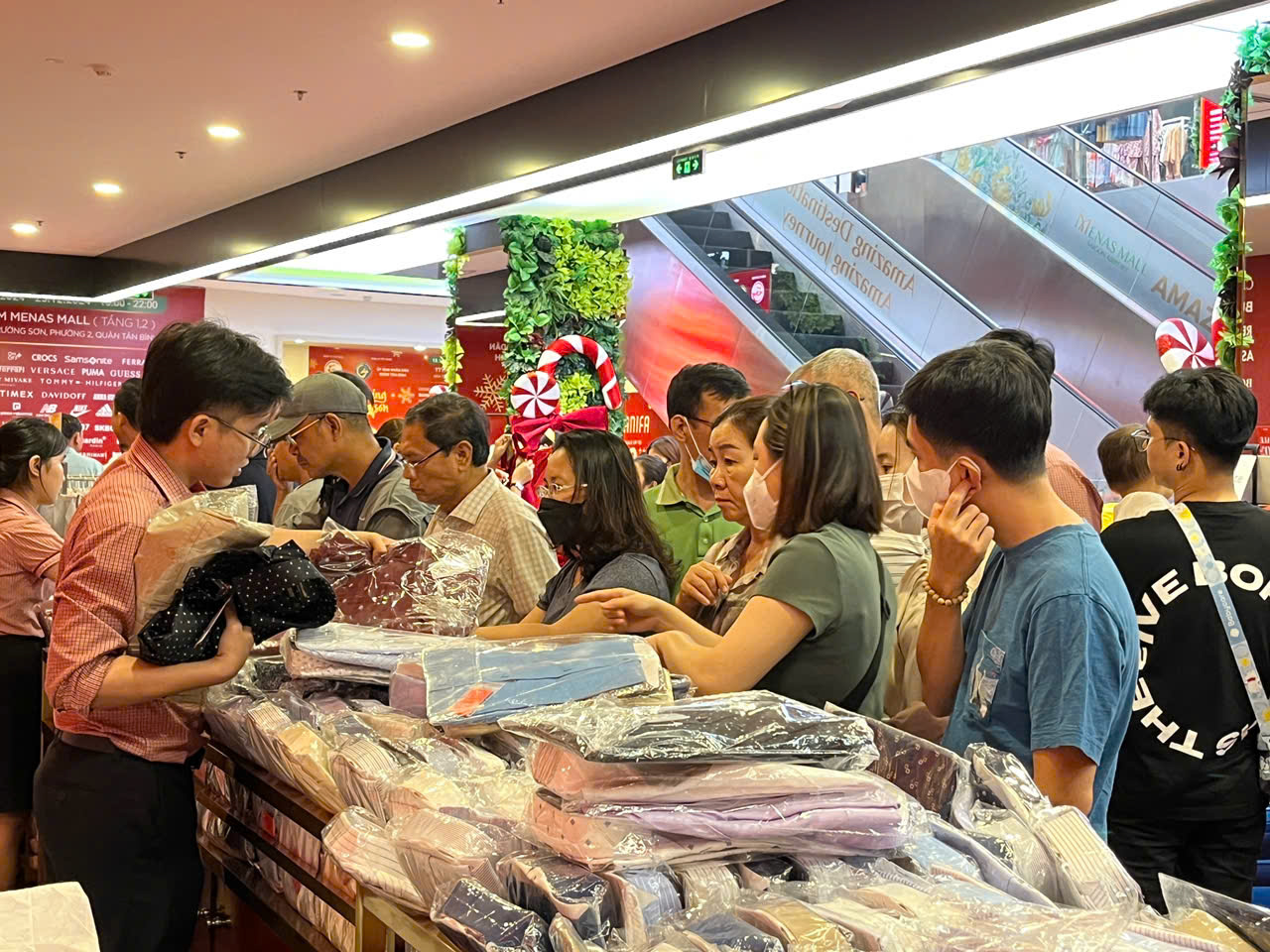 TP HCM: "Săn" nước hoa ch&iacute;nh h&atilde;ng giảm gi&aacute; tới 80% tại sự kiện khuyến m&atilde;i h&agrave;ng hiệu m&ugrave;a 2- Ảnh 4.