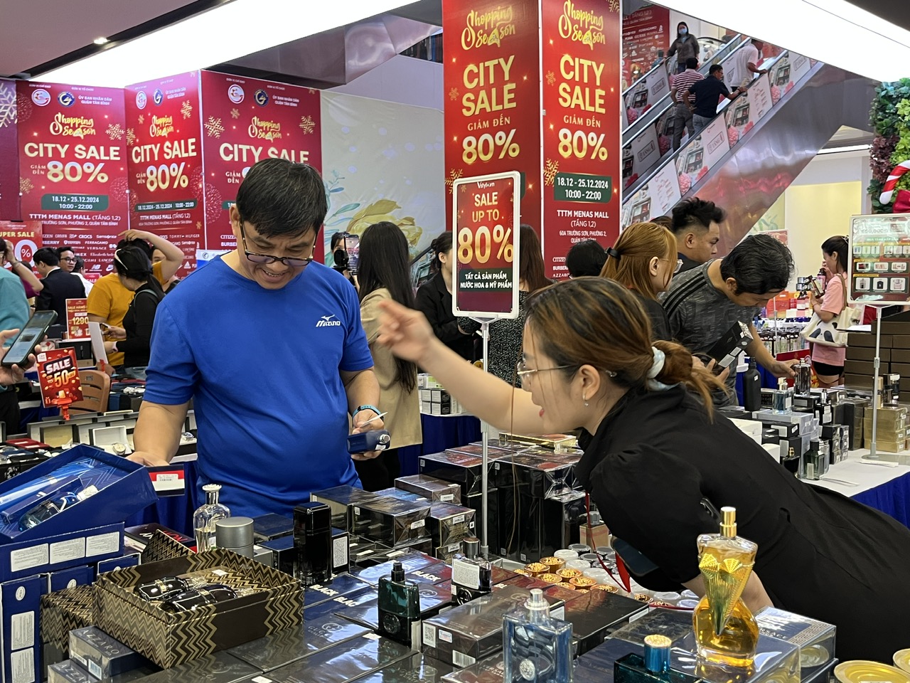 TP HCM: "Săn" nước hoa ch&iacute;nh h&atilde;ng giảm gi&aacute; tới 80% tại sự kiện khuyến m&atilde;i h&agrave;ng hiệu m&ugrave;a 2- Ảnh 1.