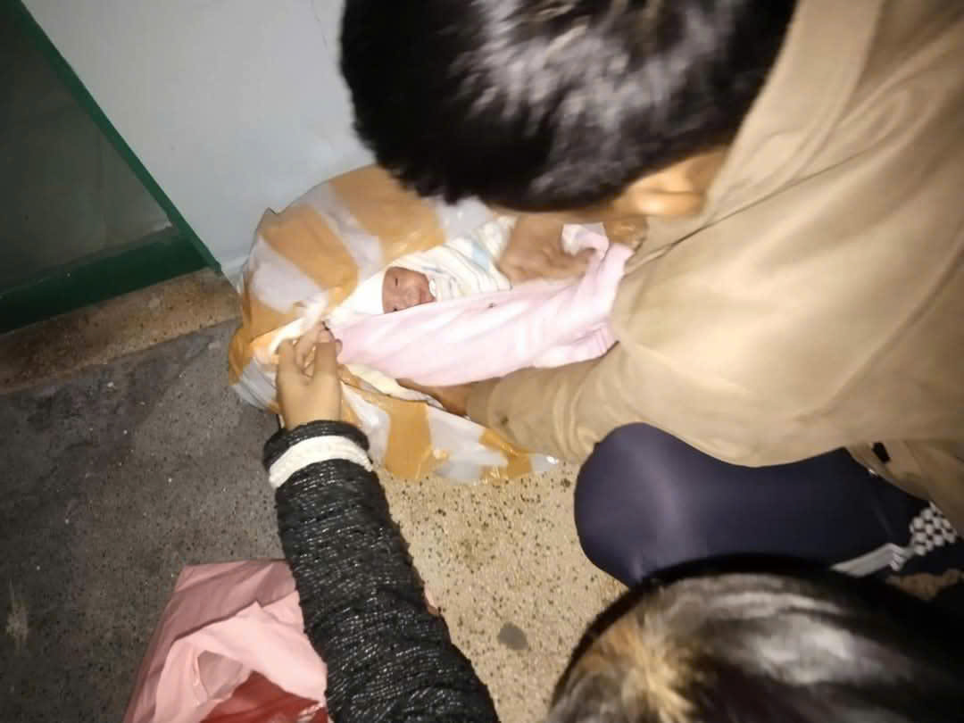 B&eacute; g&aacute;i sơ sinh bị bỏ rơi k&egrave;m tờ giấy ghi nội dung đầy x&oacute;t xa- Ảnh 2.