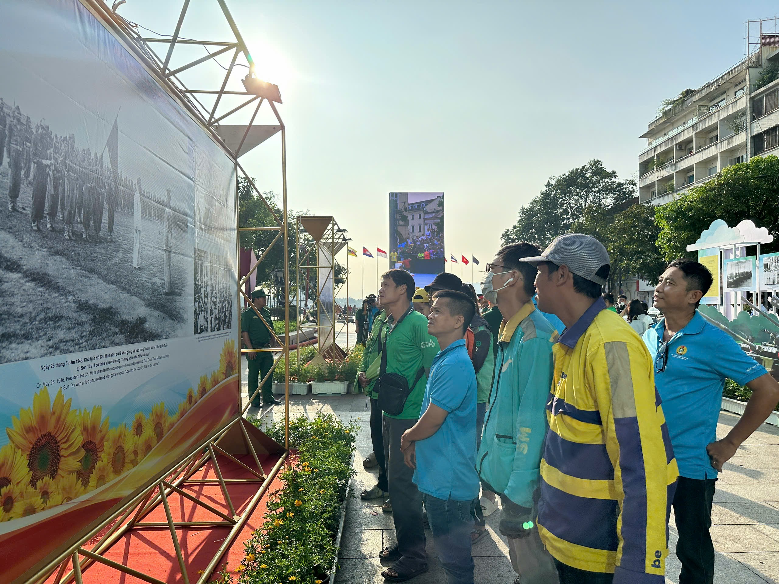Khai mạc triển l&atilde;m "Qu&acirc;n đội nh&acirc;n d&acirc;n Việt Nam- Tự h&agrave;o 80 năm x&acirc;y dựng, chiến đấu v&agrave; trưởng th&agrave;nh"- Ảnh 3.