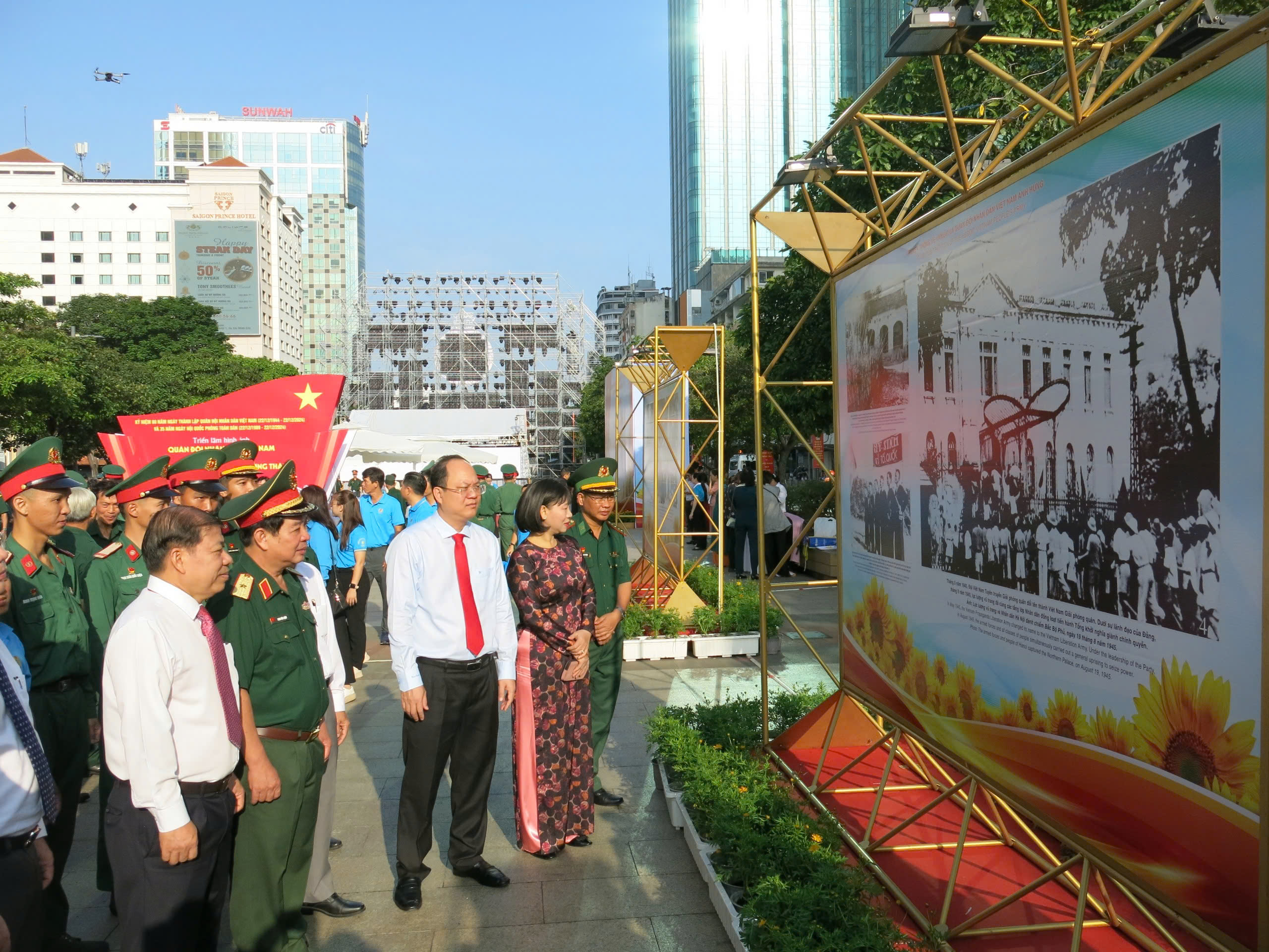 Khai mạc triển l&atilde;m "Qu&acirc;n đội nh&acirc;n d&acirc;n Việt Nam- Tự h&agrave;o 80 năm x&acirc;y dựng, chiến đấu v&agrave; trưởng th&agrave;nh"- Ảnh 2.