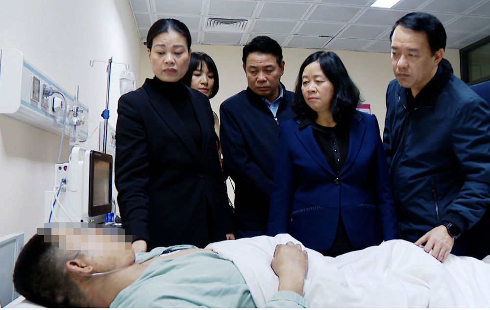 L&atilde;nh đạo TP Hà Nội thăm hỏi nạn nhân vụ ch&aacute;y đang được điều trị tại Bệnh viện E. Ảnh: NGUYỄN HƯỞNG