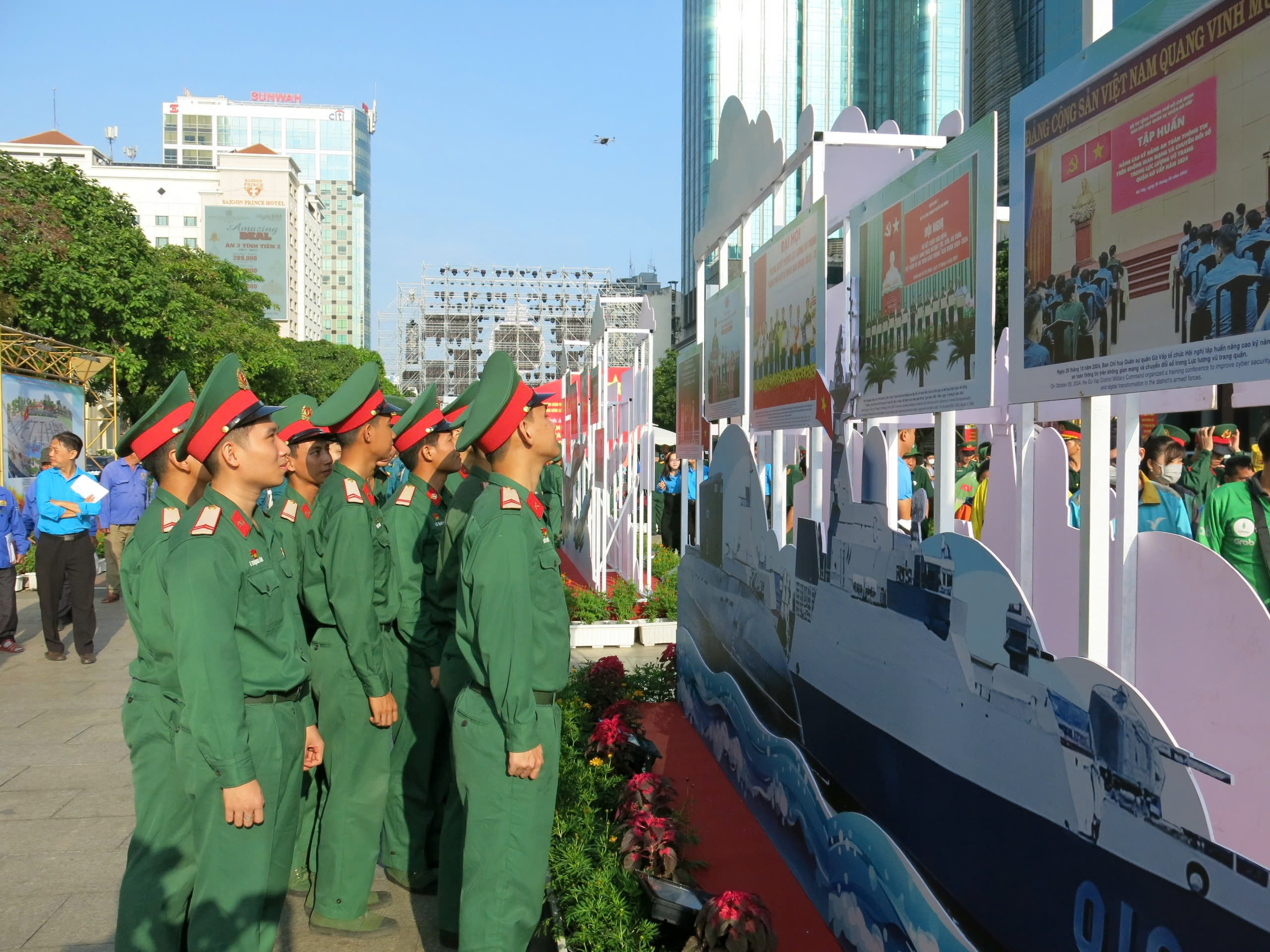 Khai mạc triển l&atilde;m "Qu&acirc;n đội nh&acirc;n d&acirc;n Việt Nam- Tự h&agrave;o 80 năm x&acirc;y dựng, chiến đấu v&agrave; trưởng th&agrave;nh"- Ảnh 8.