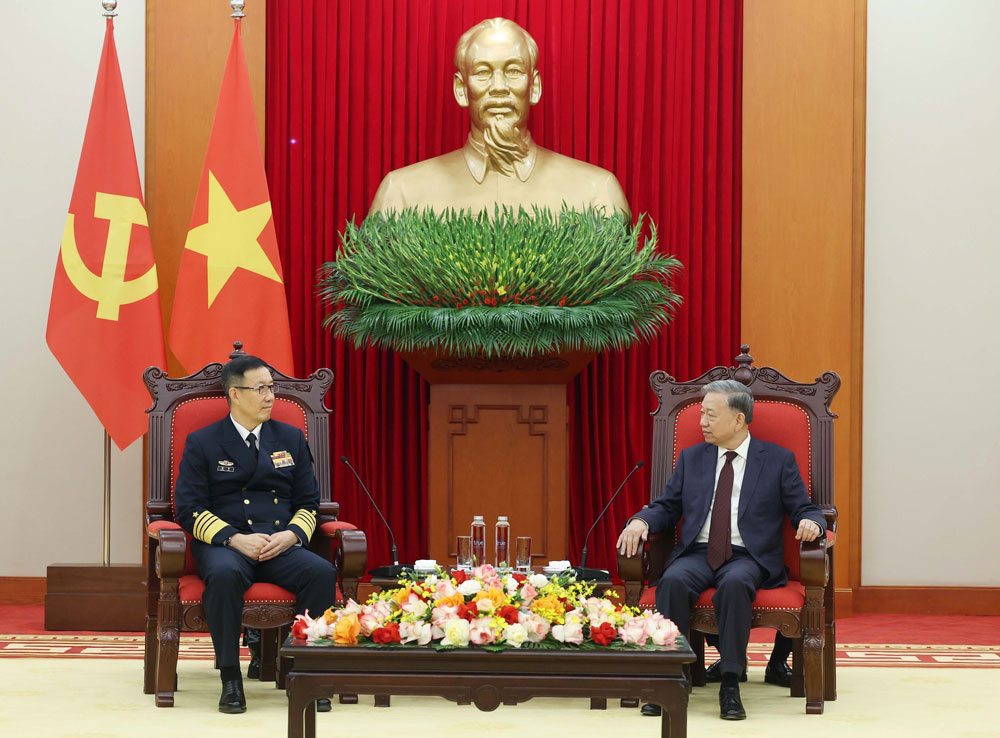 Tổng Bí thư Tô Lâm, Bí thư Quân ủy Trung ương, tiếp Thượng tướng Đổng Quân, Bộ trưởng Quốc phòng Trung Quốc, ngày 19-12. Ảnh: TTXVN