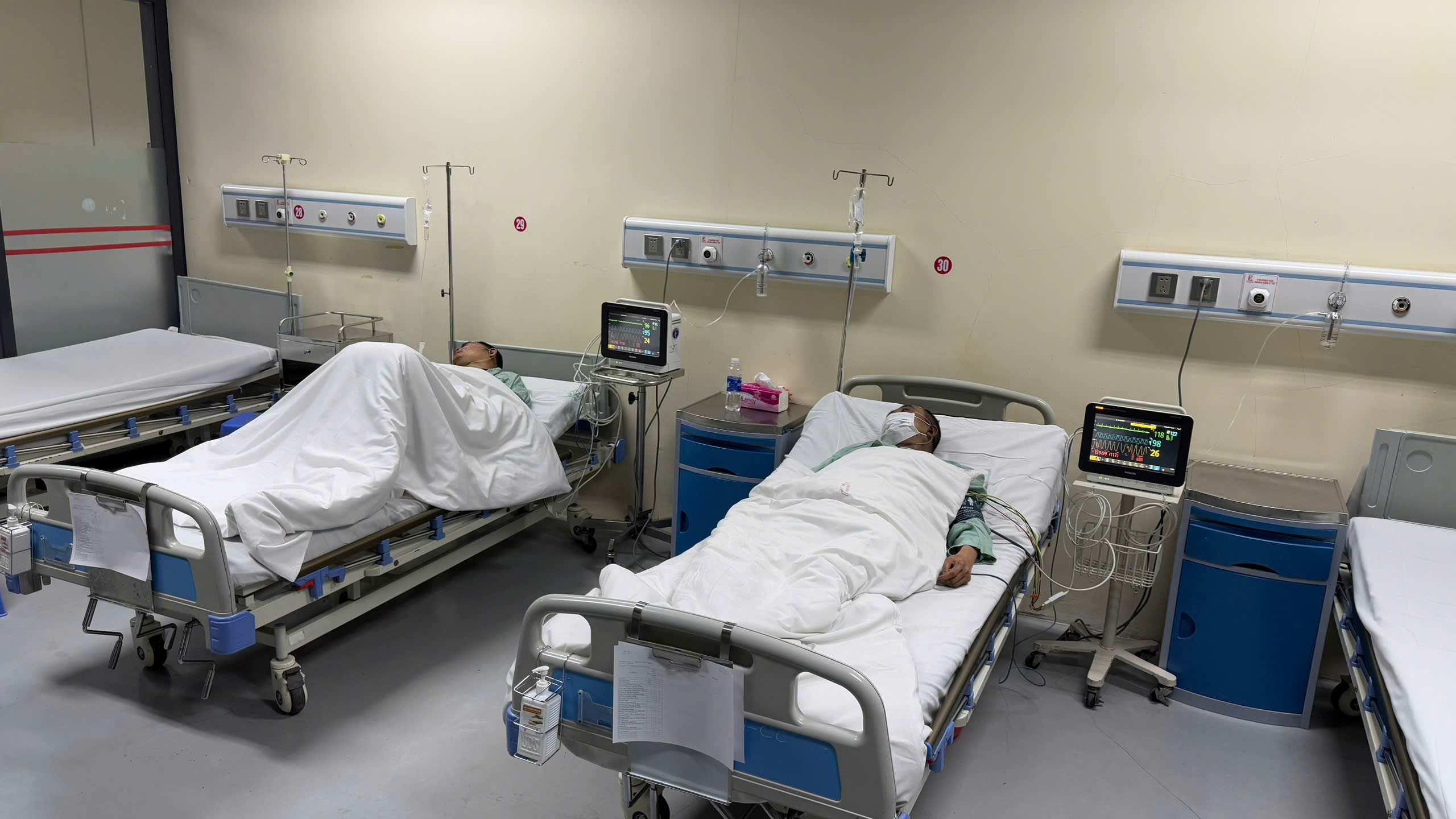 2 nạn nh&acirc;n vụ ch&aacute;y qu&aacute;n c&agrave; ph&ecirc; phải hồi sức đặc biệt- Ảnh 1.