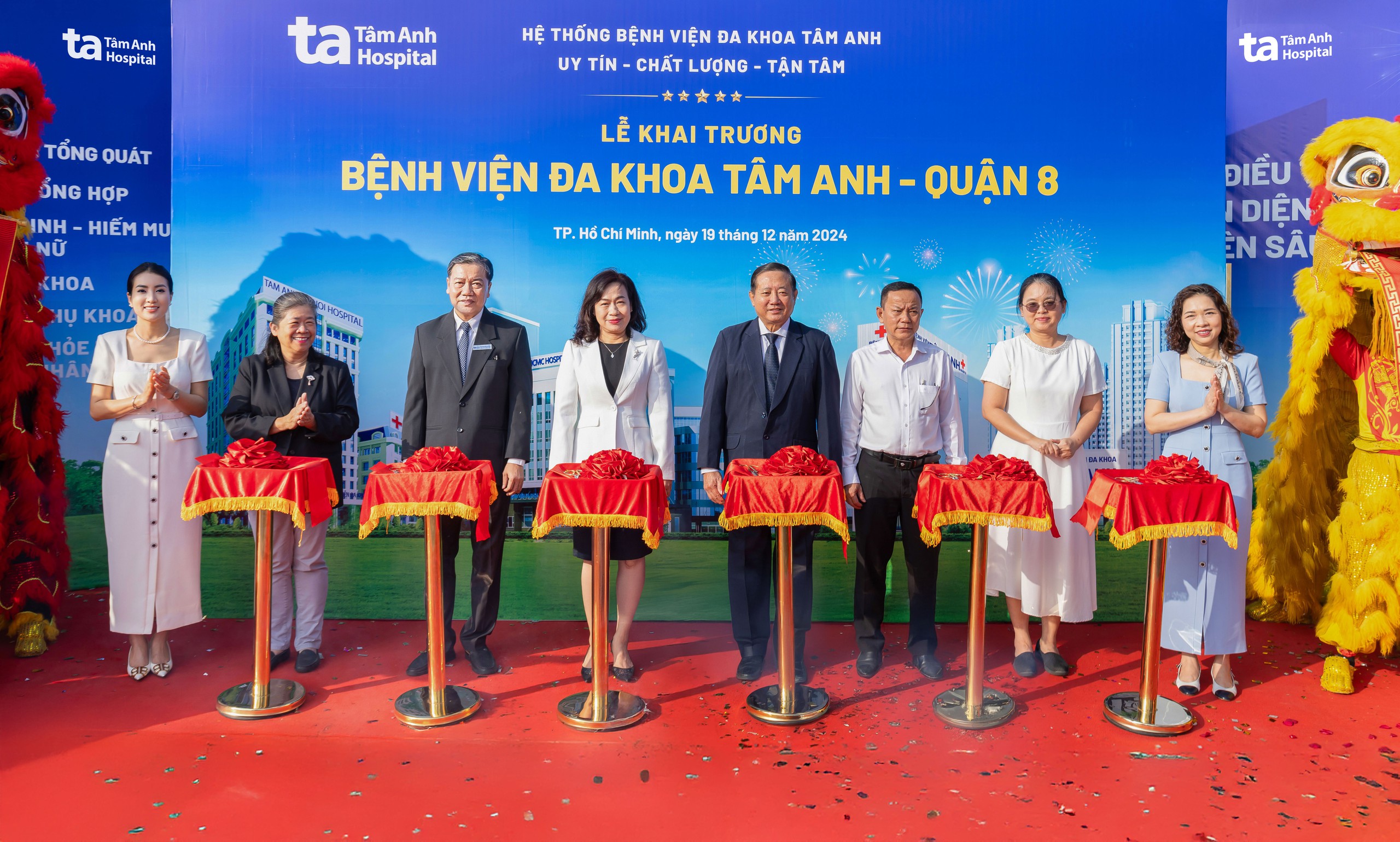 Lãnh đạo Sở Y Tế TP HCM, UBND Quận 8 TP HCM và Ban lãnh đạo Hệ thống BVĐK Tâm Anh cắt băng khai trương BVĐK Tâm Anh - Quận 8. Ảnh: Phan Nhật