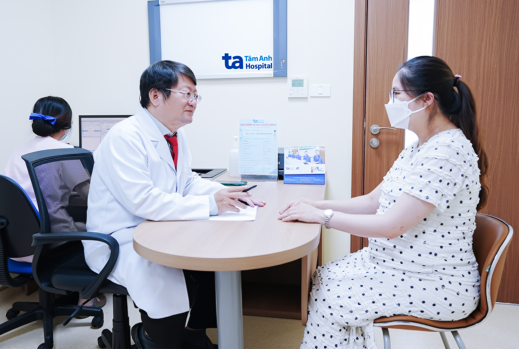 ThS.BS Lê Nhất Nguyên tư vấn cho khách hàng tại Bệnh viện Tâm Anh - Quận 8 TP HCM. Ảnh: Tuệ Diễm