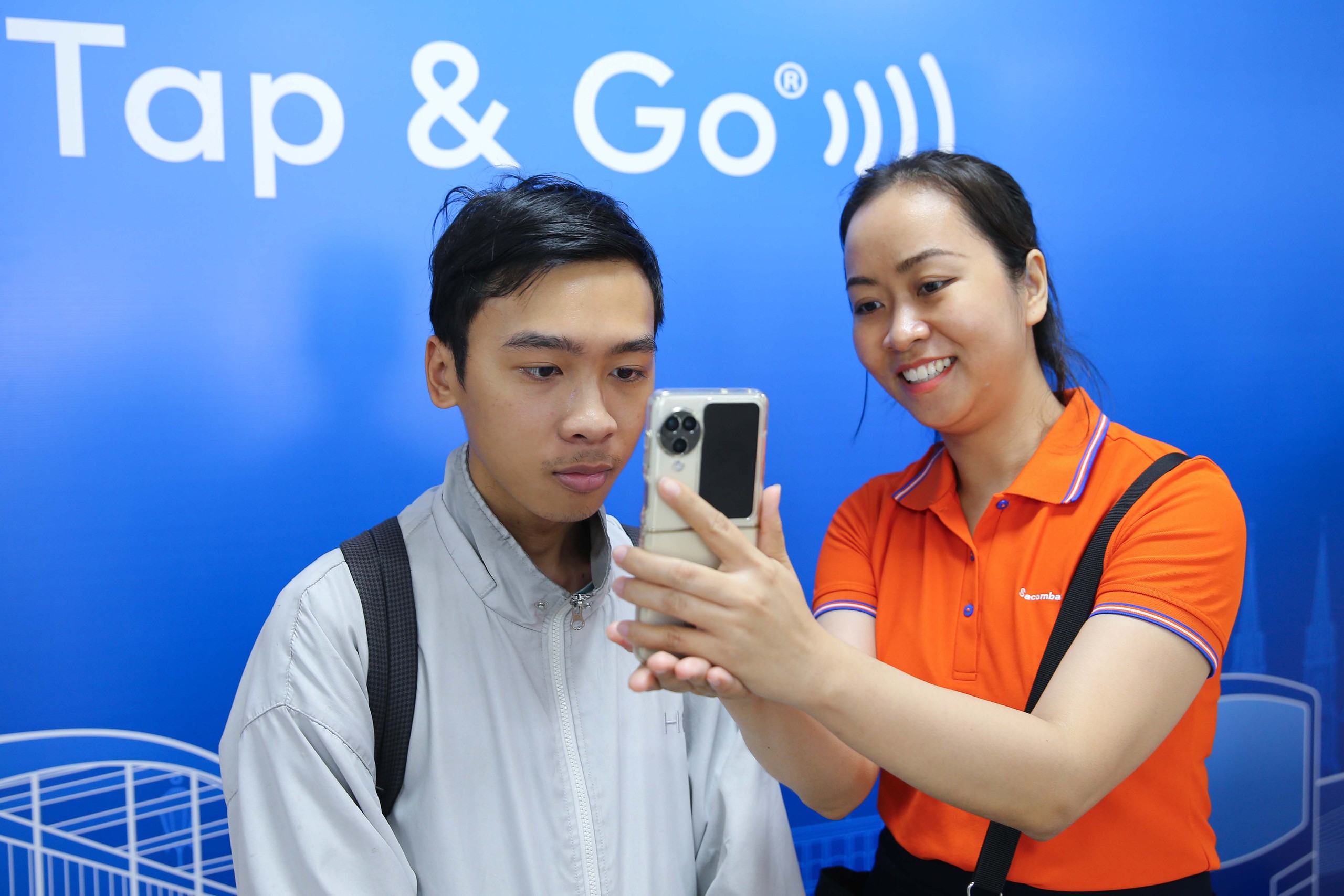 Người d&acirc;n TP HCM đội nắng đi metro trong ng&agrave;y cuối chạy thử- Ảnh 3.