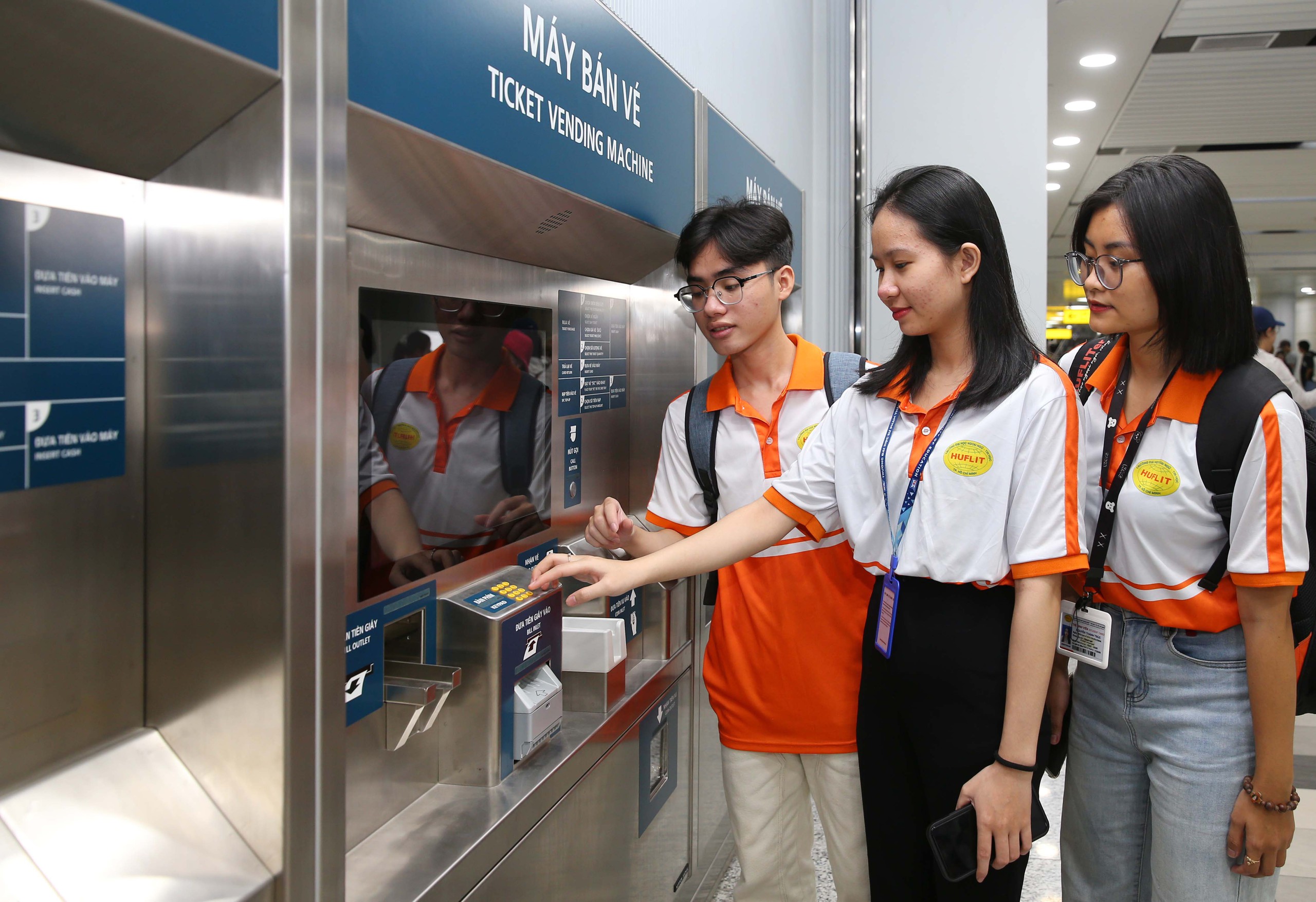 Người d&acirc;n TP HCM đội nắng đi metro trong ng&agrave;y cuối chạy thử- Ảnh 5.