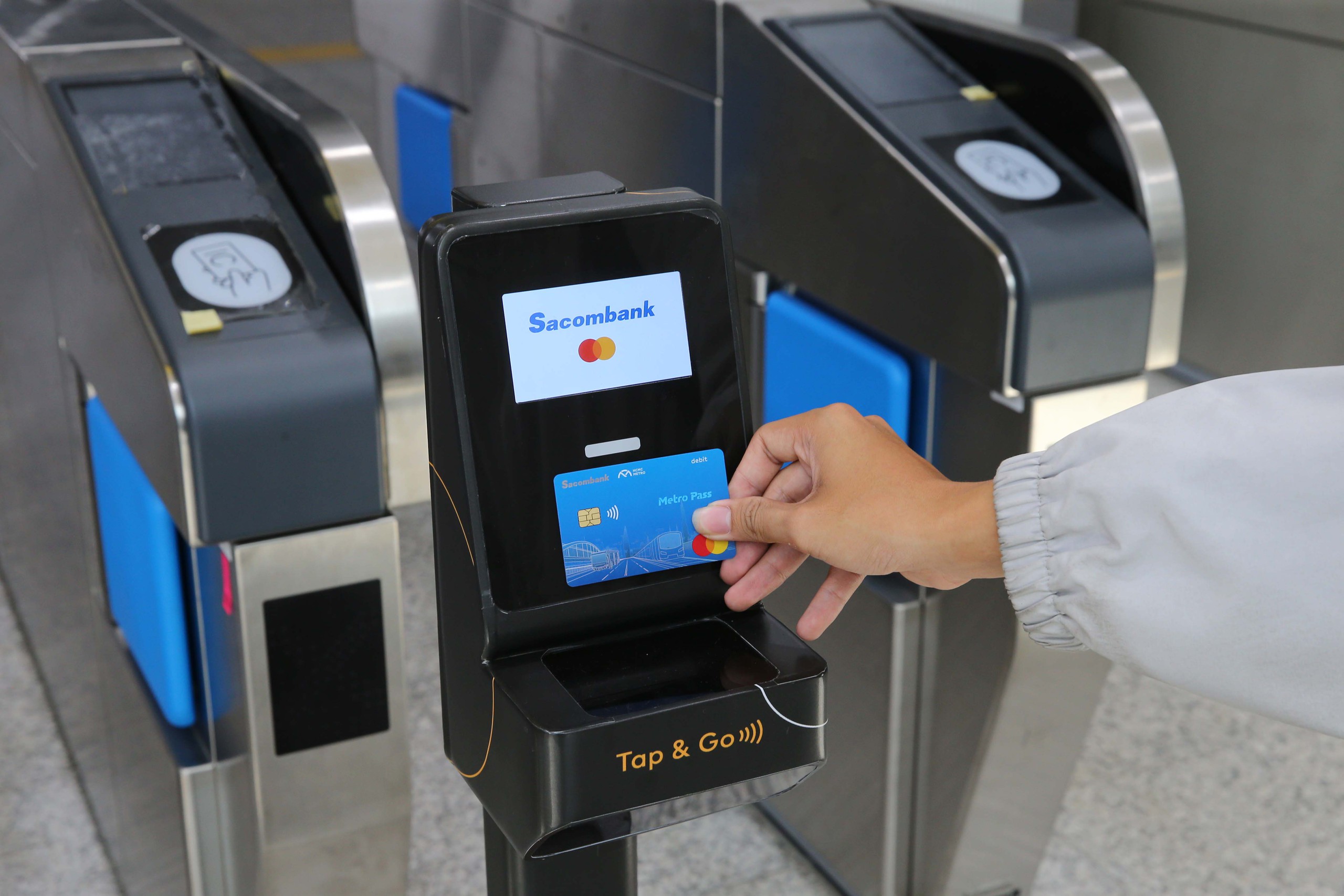 Người d&acirc;n TP HCM đội nắng đi metro trong ng&agrave;y cuối chạy thử- Ảnh 4.