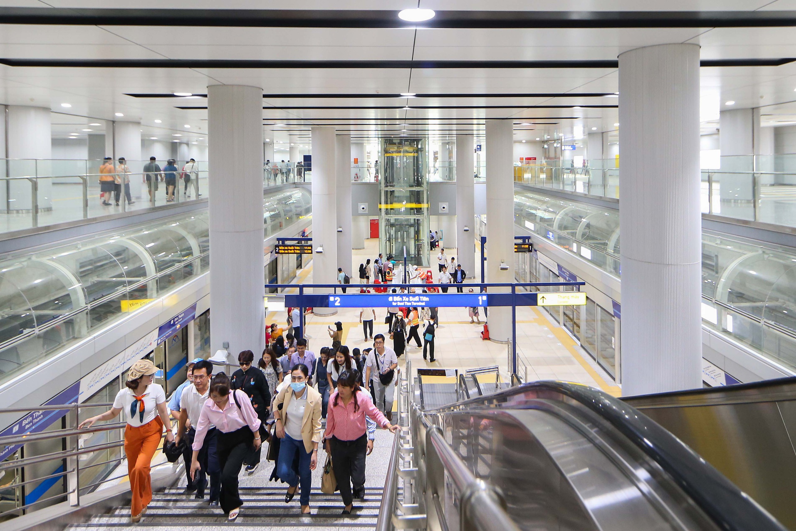 Người d&acirc;n TP HCM đội nắng đi metro trong ng&agrave;y cuối chạy thử- Ảnh 7.