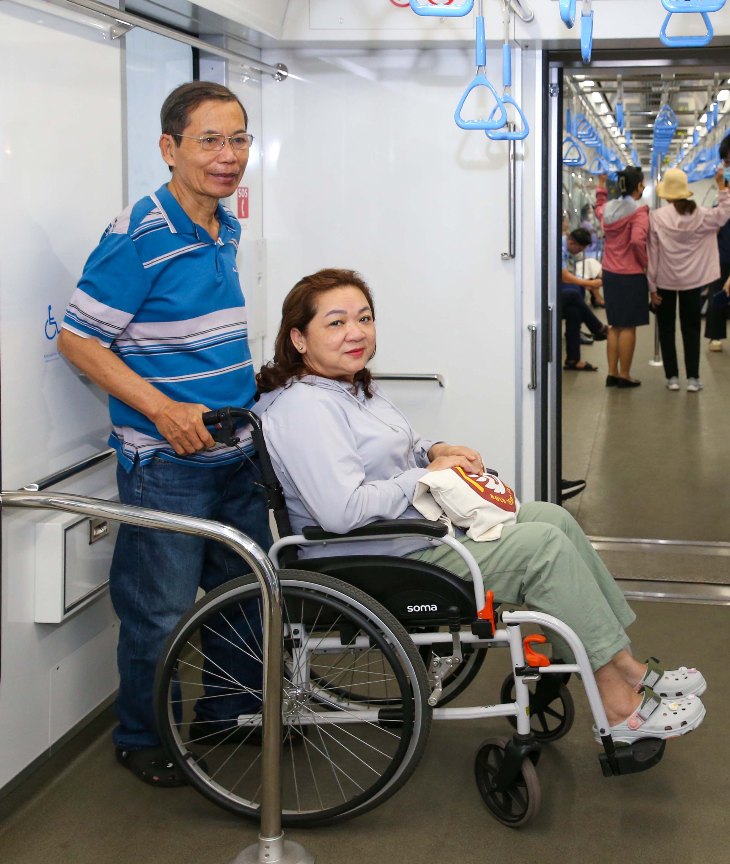 Người d&acirc;n TP HCM đội nắng đi metro trong ng&agrave;y cuối chạy thử- Ảnh 9.