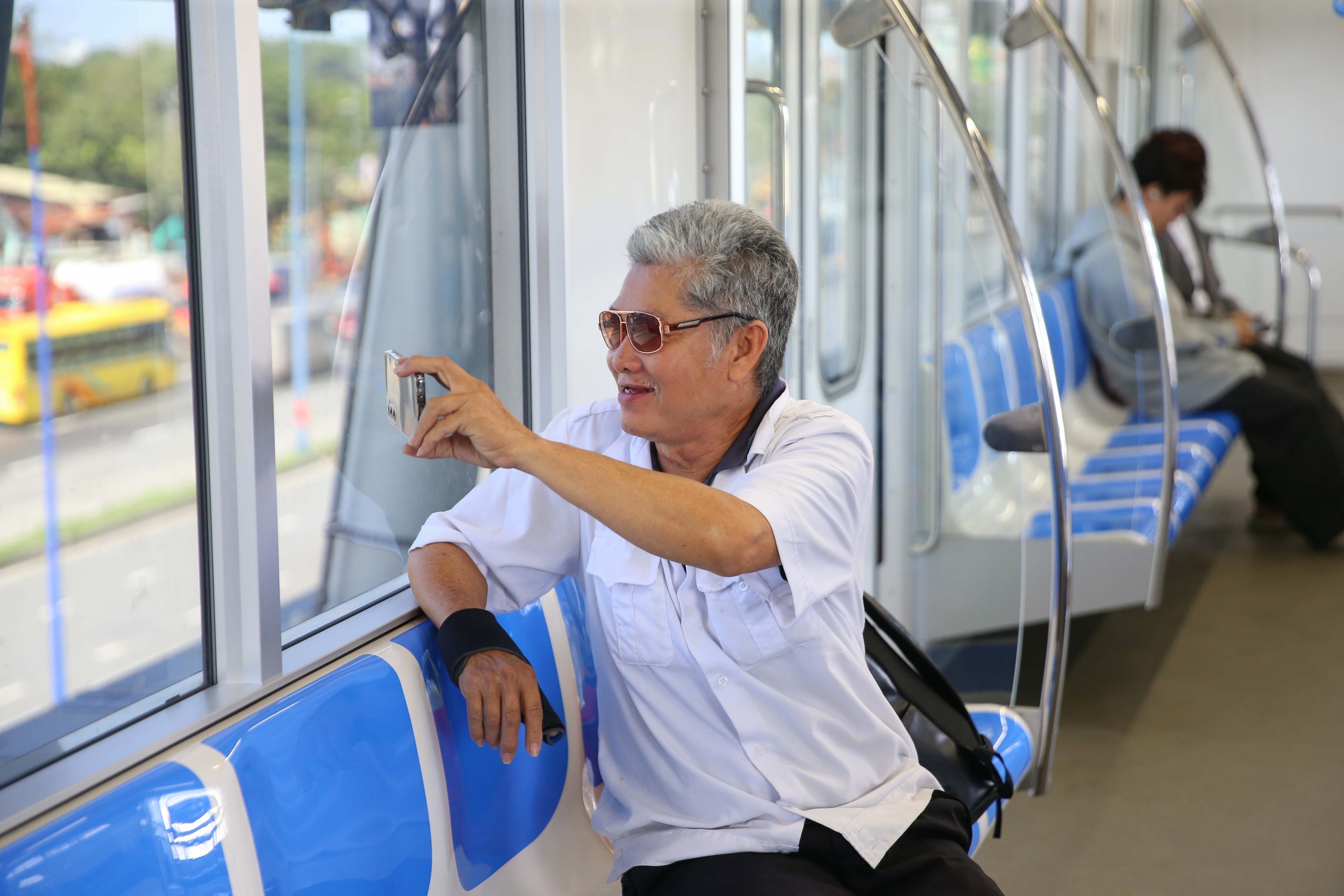 Người d&acirc;n TP HCM đội nắng đi metro trong ng&agrave;y cuối chạy thử- Ảnh 10.