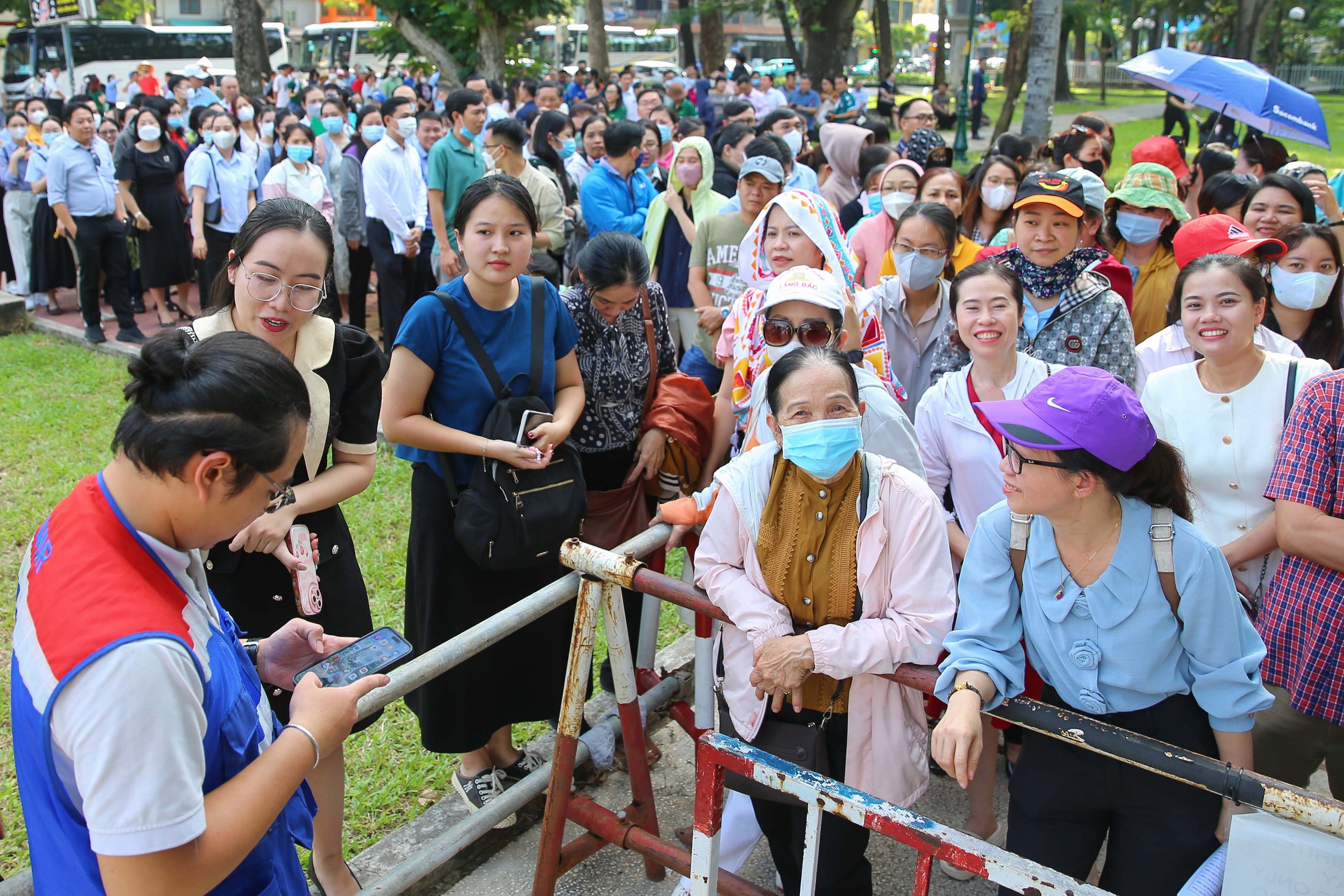Người d&acirc;n TP HCM đội nắng đi metro trong ng&agrave;y cuối chạy thử- Ảnh 1.