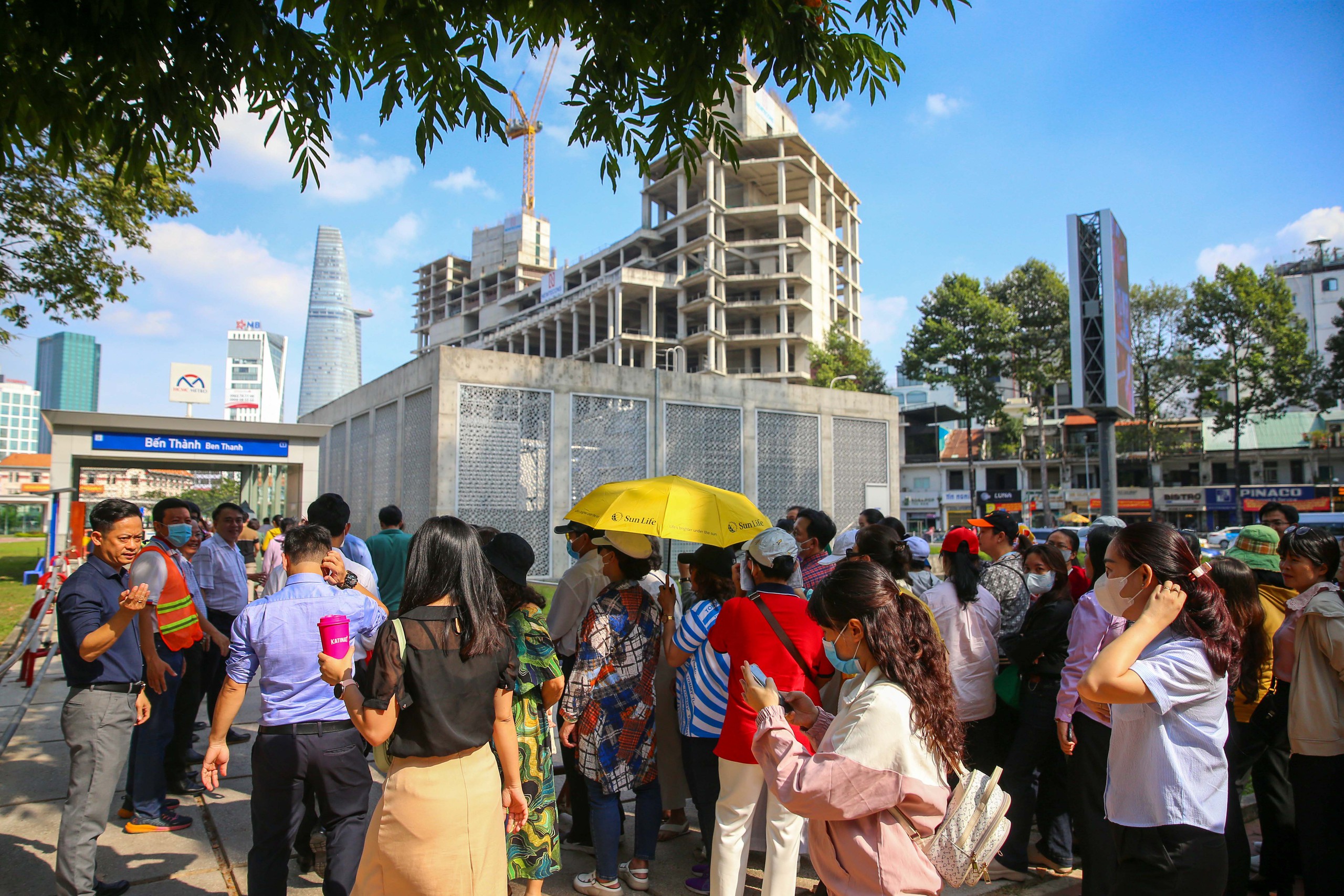 Người d&acirc;n TP HCM đội nắng đi metro trong ng&agrave;y cuối chạy thử- Ảnh 2.