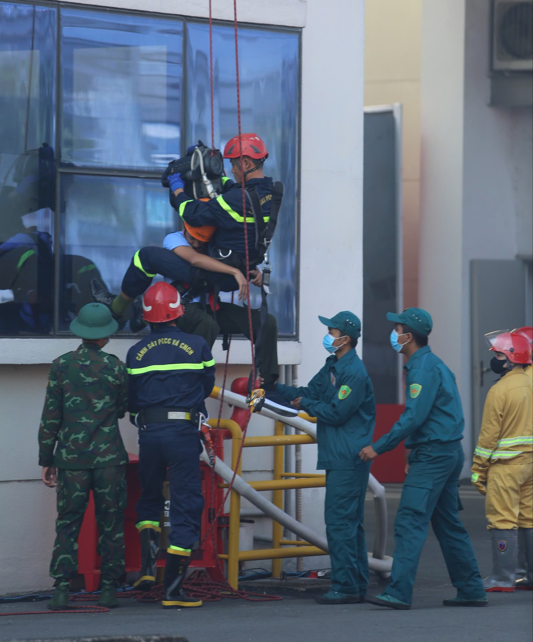 Hình ảnh diễn tập sự cố cháy nổ ở công ty có 2.700 công nhân- Ảnh 6.