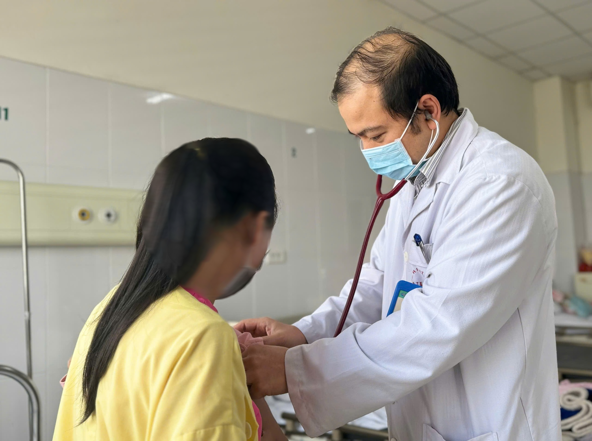 B&eacute; 2 th&aacute;ng tuổi mắc giang mai từ mẹ- Ảnh 2.