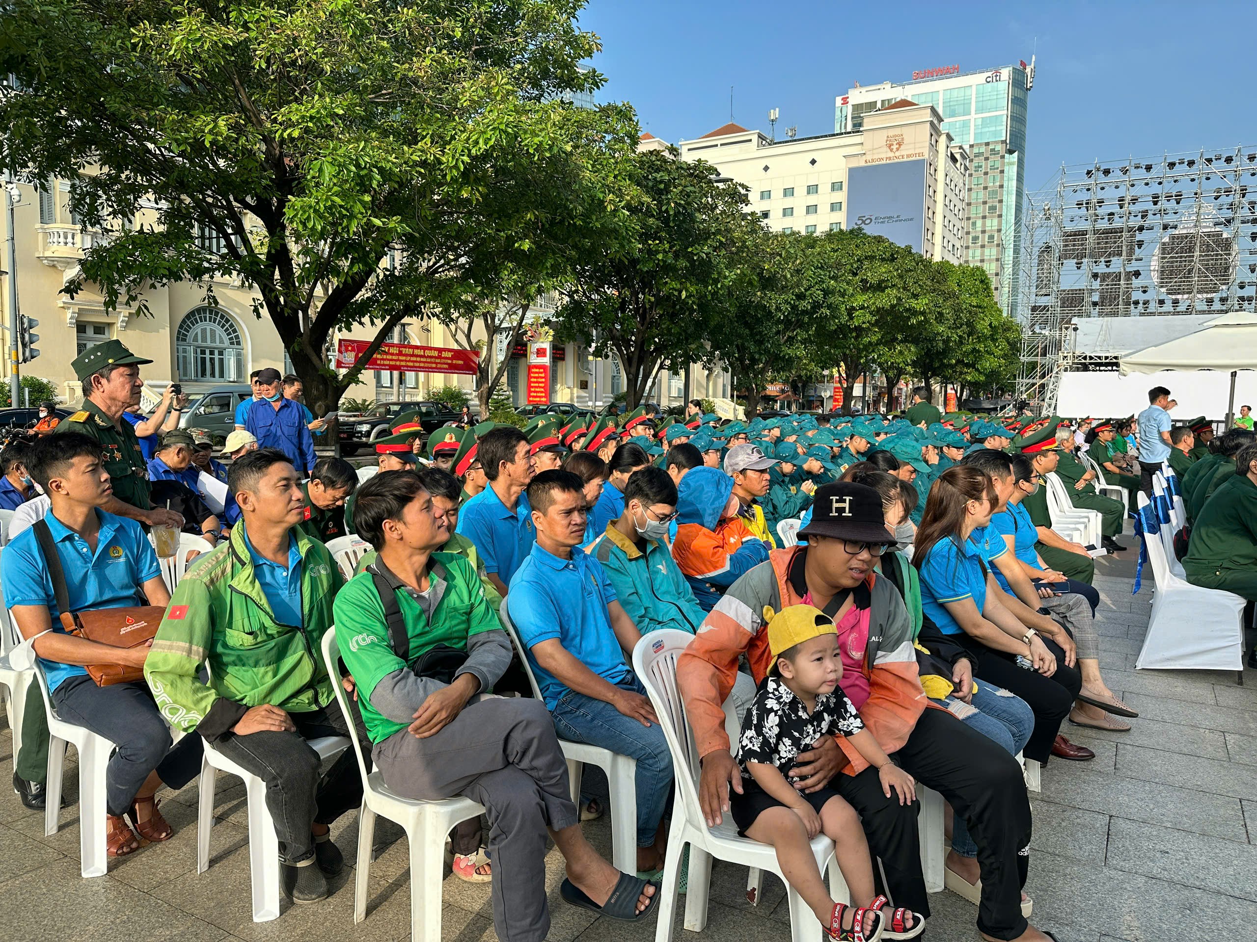 Khai mạc triển l&atilde;m "Qu&acirc;n đội nh&acirc;n d&acirc;n Việt Nam- Tự h&agrave;o 80 năm x&acirc;y dựng, chiến đấu v&agrave; trưởng th&agrave;nh"- Ảnh 4.