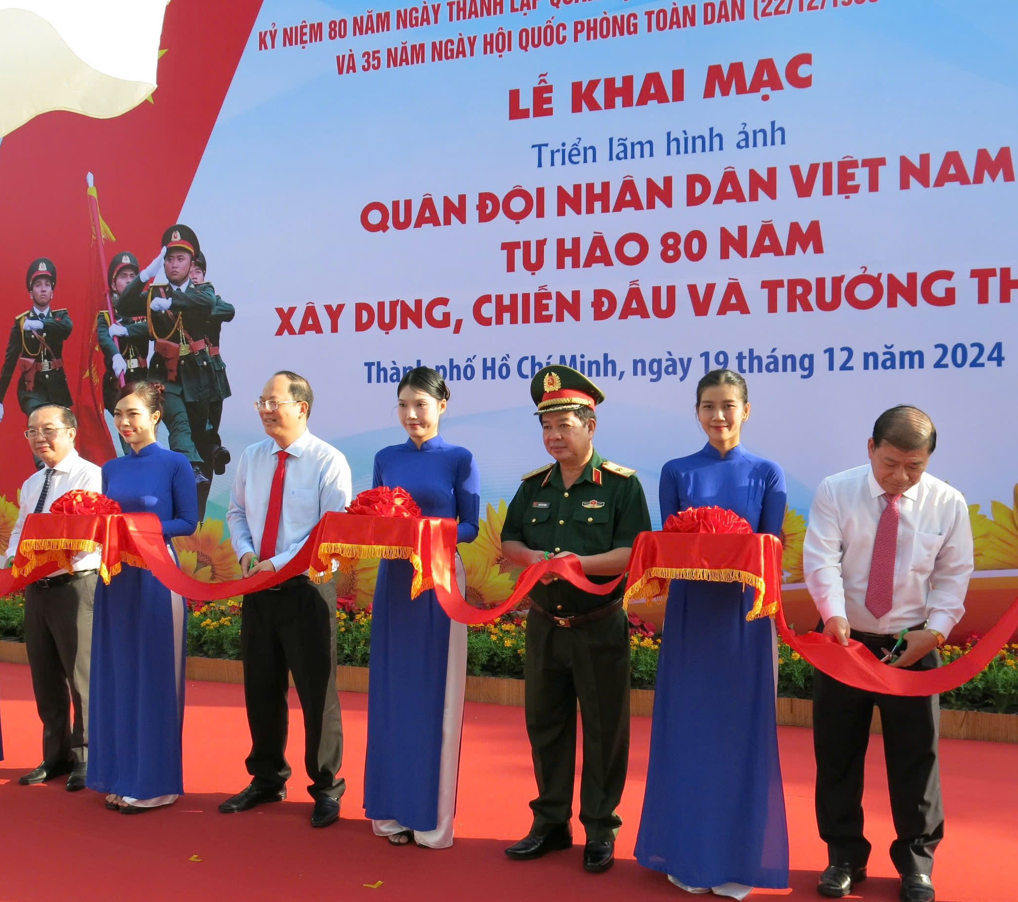 Khai mạc triển l&atilde;m "Qu&acirc;n đội nh&acirc;n d&acirc;n Việt Nam- Tự h&agrave;o 80 năm x&acirc;y dựng, chiến đấu v&agrave; trưởng th&agrave;nh"- Ảnh 1.