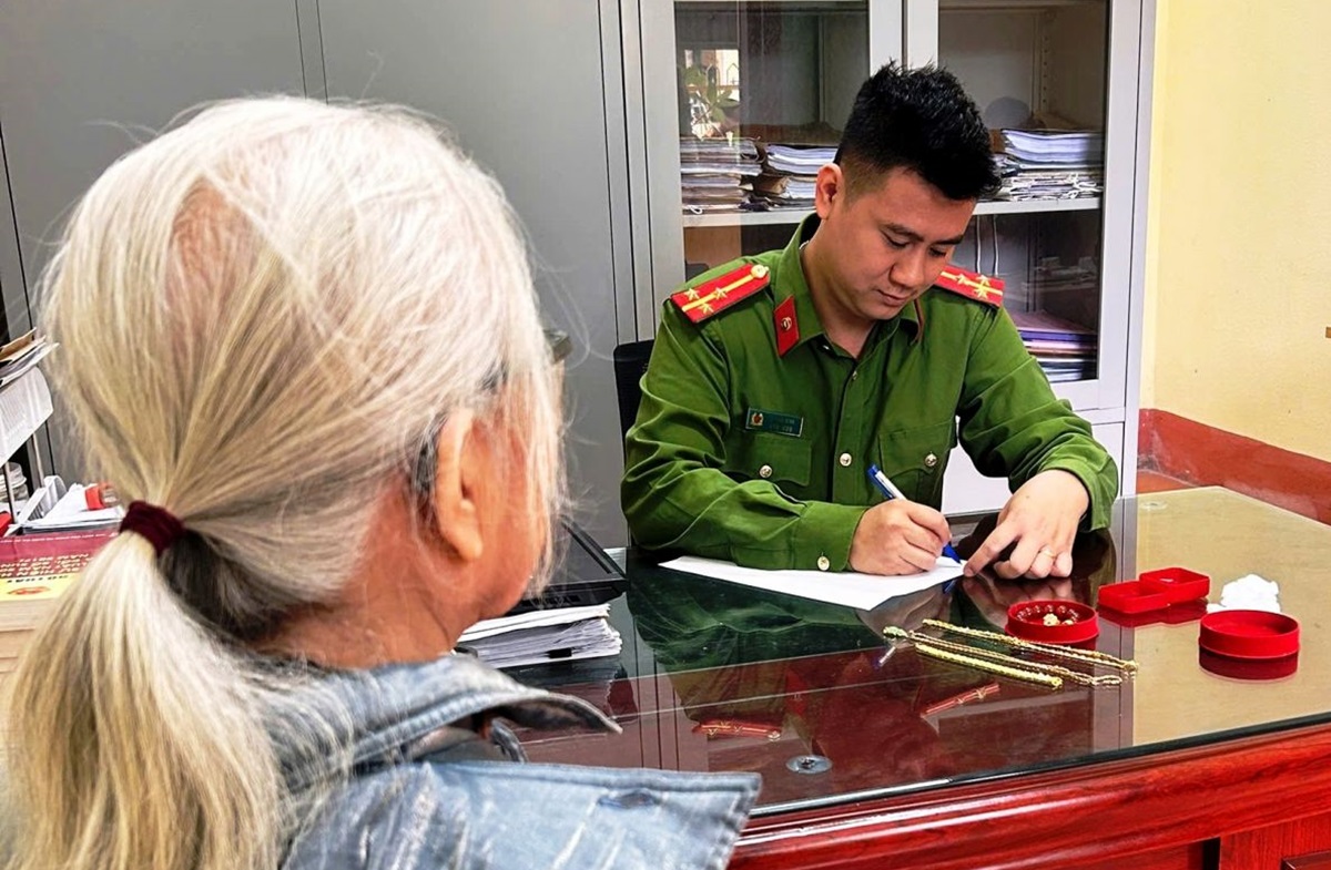 Nhận cuộc gọi lạ xưng c&ocirc;ng an, cụ b&agrave; 78 tuổi mang 1 c&acirc;y v&agrave;ng đi b&aacute;n- Ảnh 1.