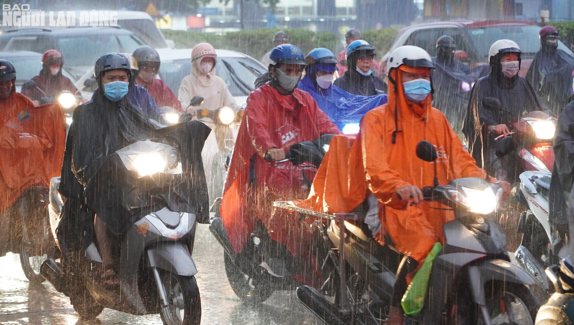 Mưa trái mùa vào giờ cao điểm, người dân TP HCM chật vật di chuyển- Ảnh 6.