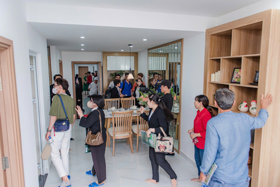 Nhiều người quan t&acirc;m đến căn hộ vừa t&uacute;i tiền. Trong ảnh: Kh&aacute;ch tham quan căn hộ tại lễ c&ocirc;ng bố dự &aacute;n Conic Boulevard