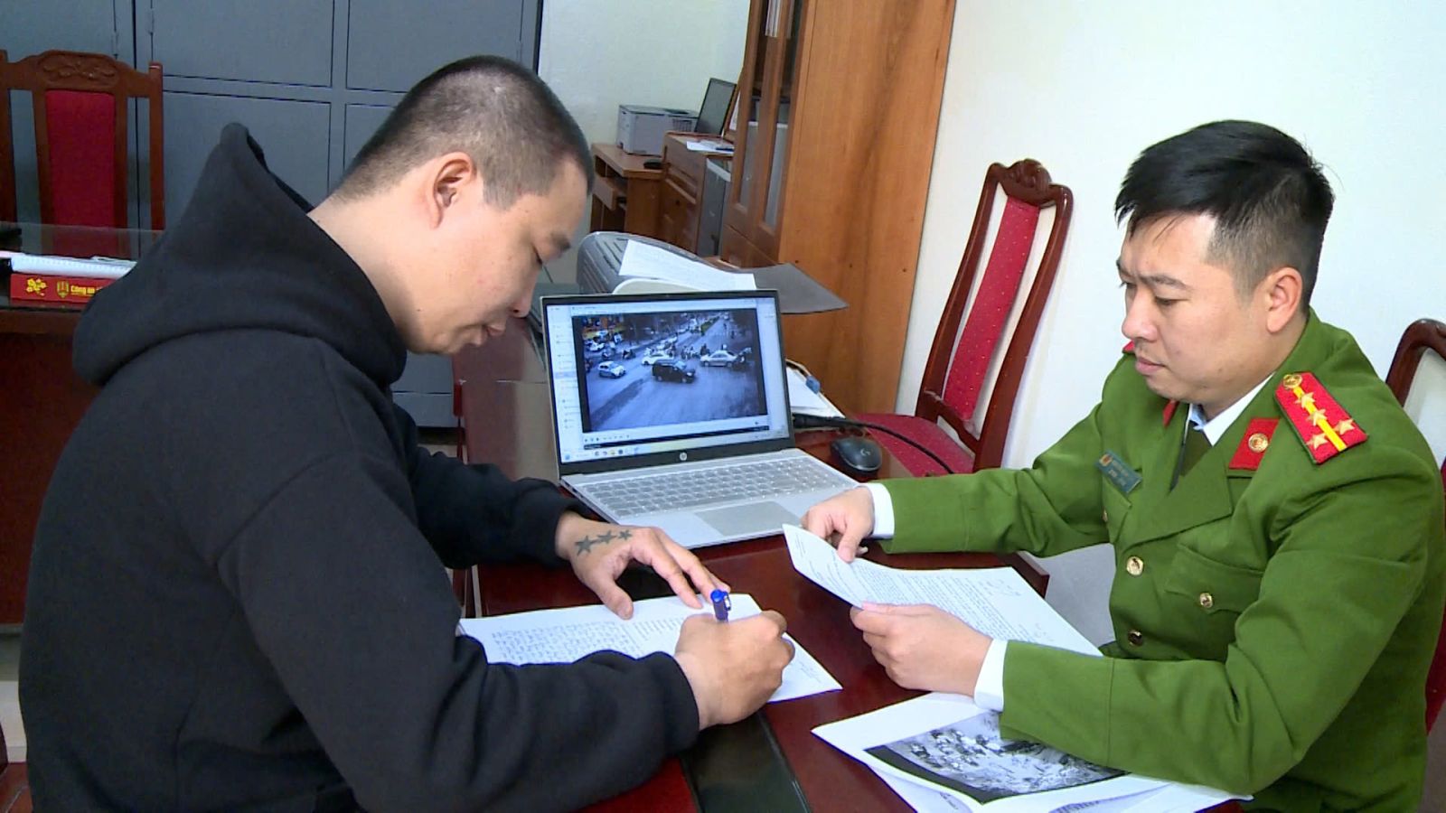 Một "vệ sĩ" trong vụ dẹp đường cho đo&agrave;n xe đ&aacute;m cưới ở Thanh H&oacute;a đến c&ocirc;ng an đầu th&uacute;- Ảnh 1.