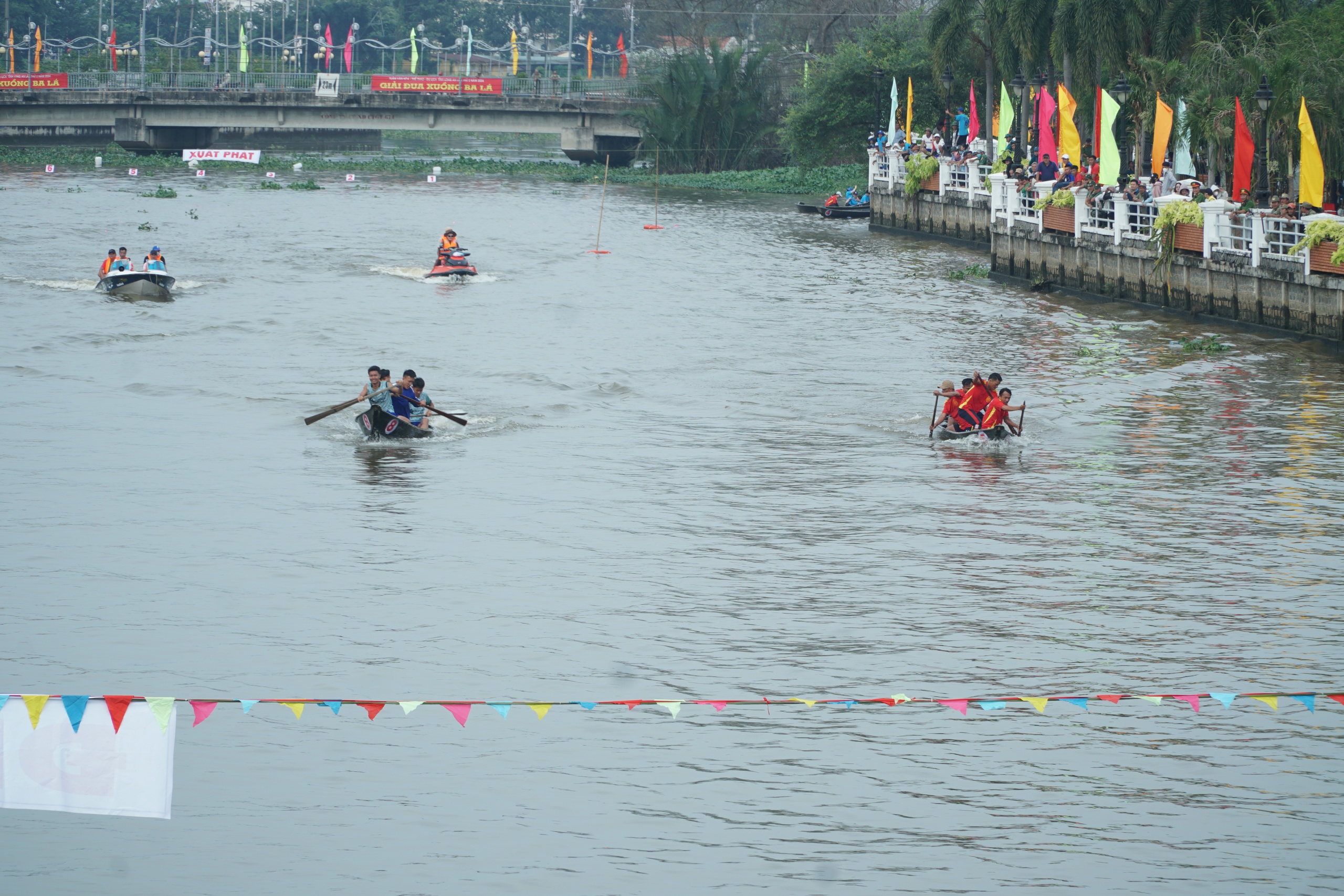 B&aacute;m đuổi quyết liệt tại Giải Đua xuồng ba l&aacute; ở Long An- Ảnh 12.