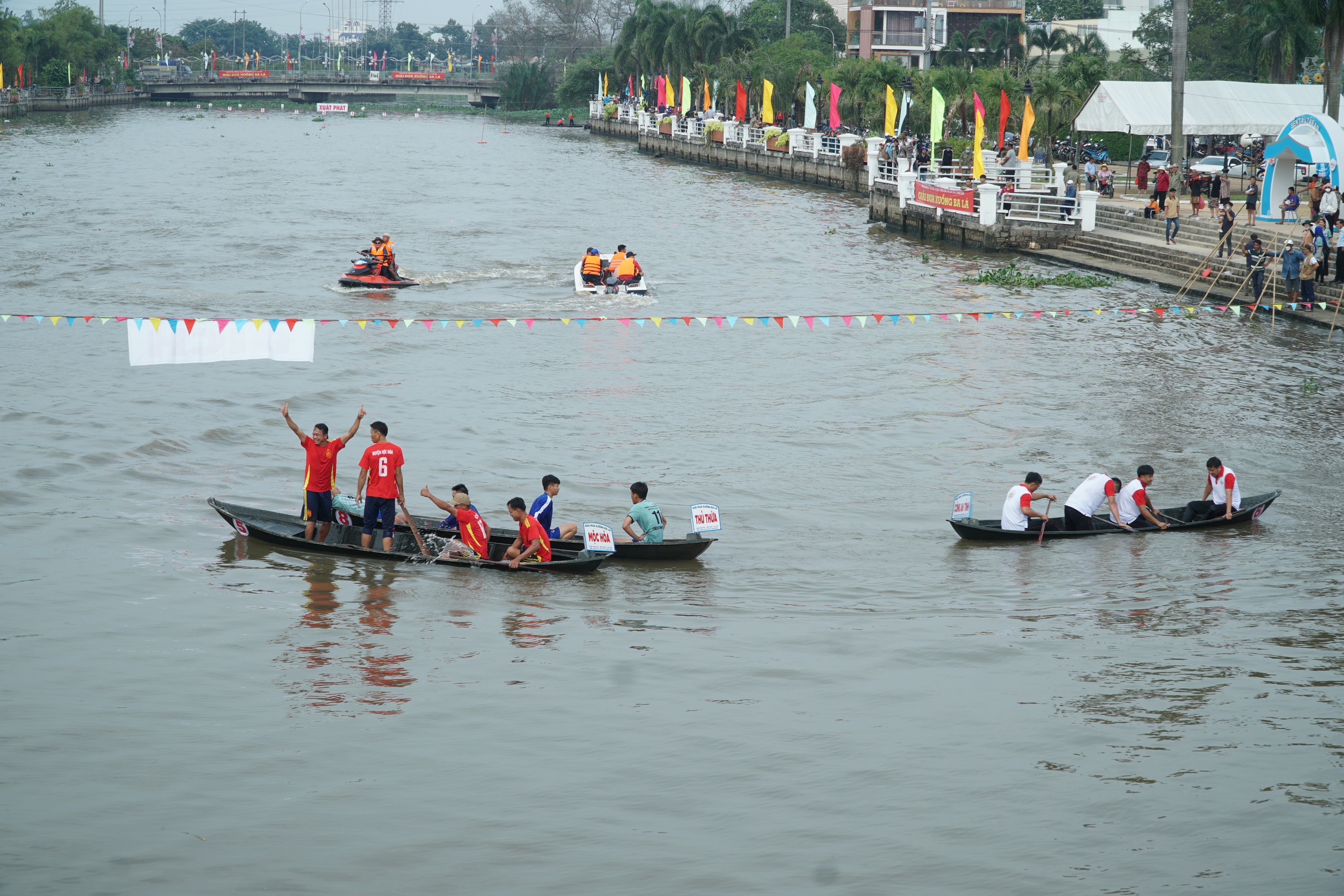 B&aacute;m đuổi quyết liệt tại Giải Đua xuồng ba l&aacute; ở Long An- Ảnh 15.