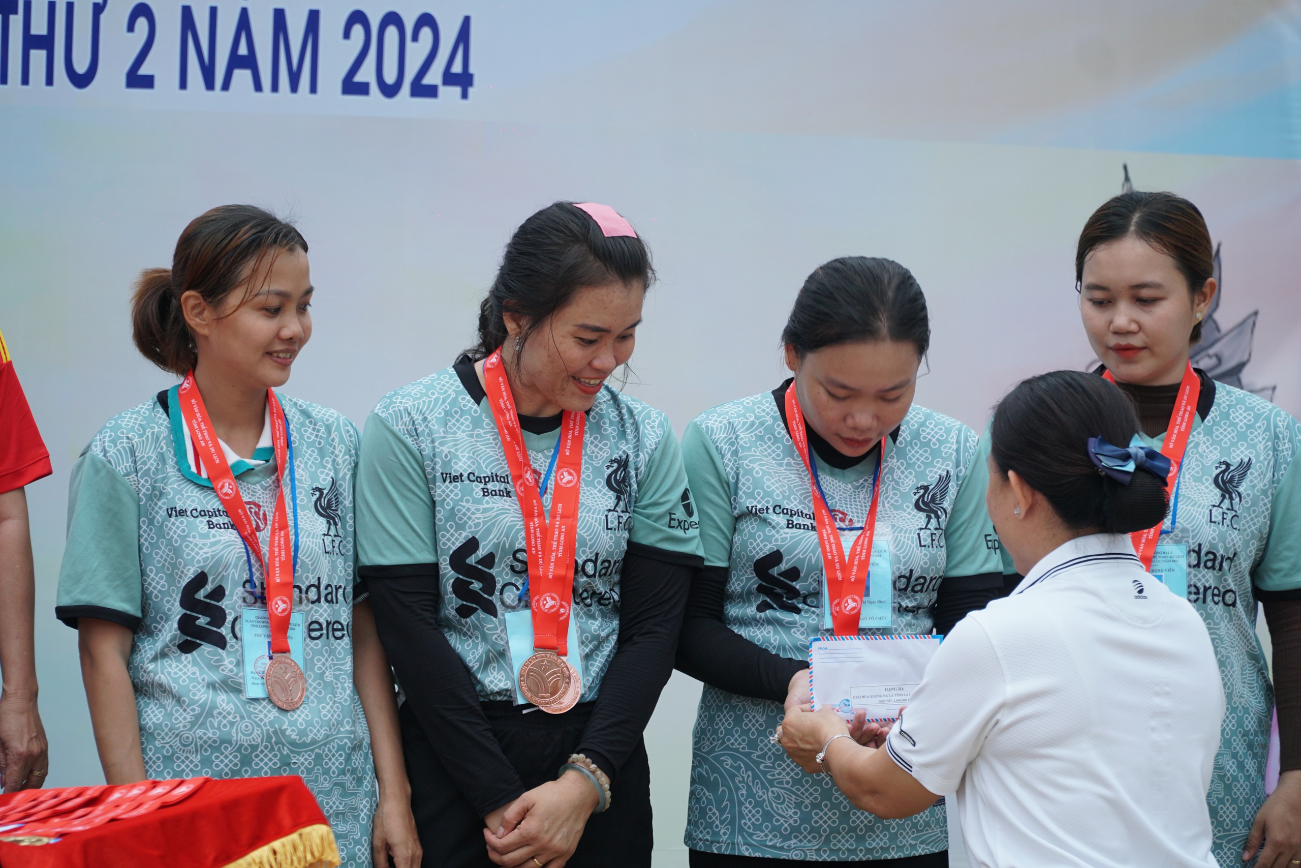 B&aacute;m đuổi quyết liệt tại Giải Đua xuồng ba l&aacute; ở Long An- Ảnh 24.