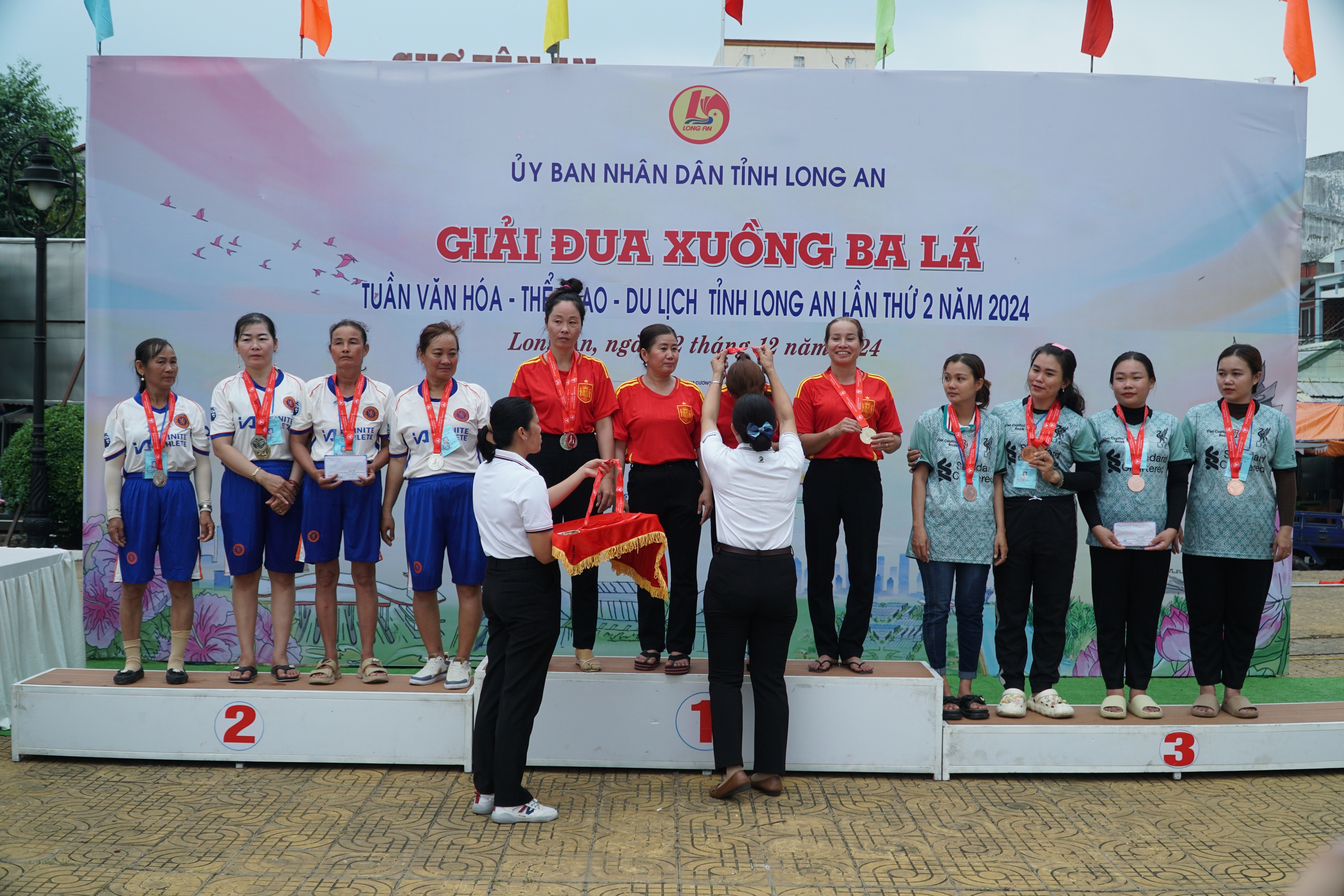 B&aacute;m đuổi quyết liệt tại Giải Đua xuồng ba l&aacute; ở Long An- Ảnh 26.