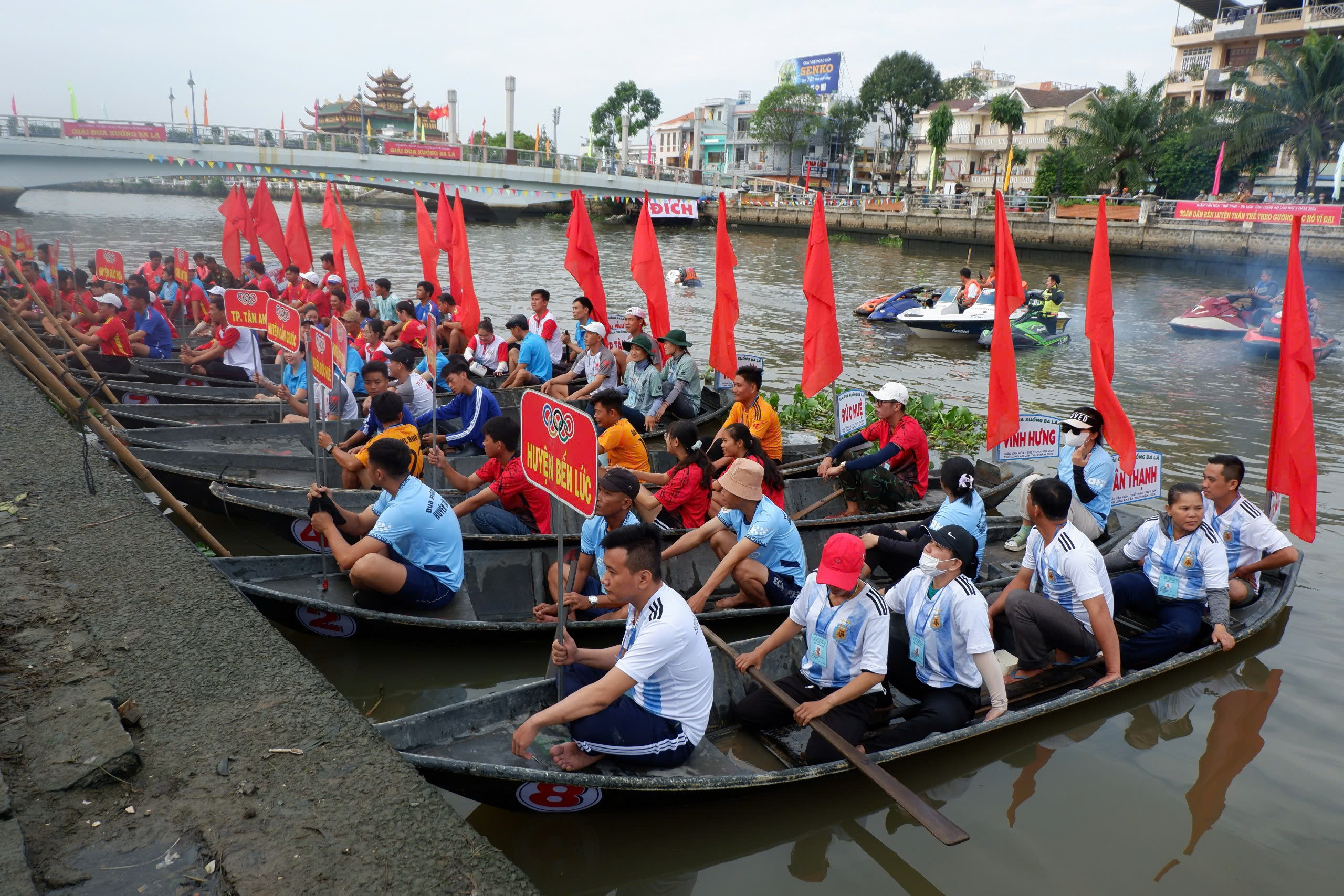 B&aacute;m đuổi quyết liệt tại Giải Đua xuồng ba l&aacute; ở Long An- Ảnh 1.