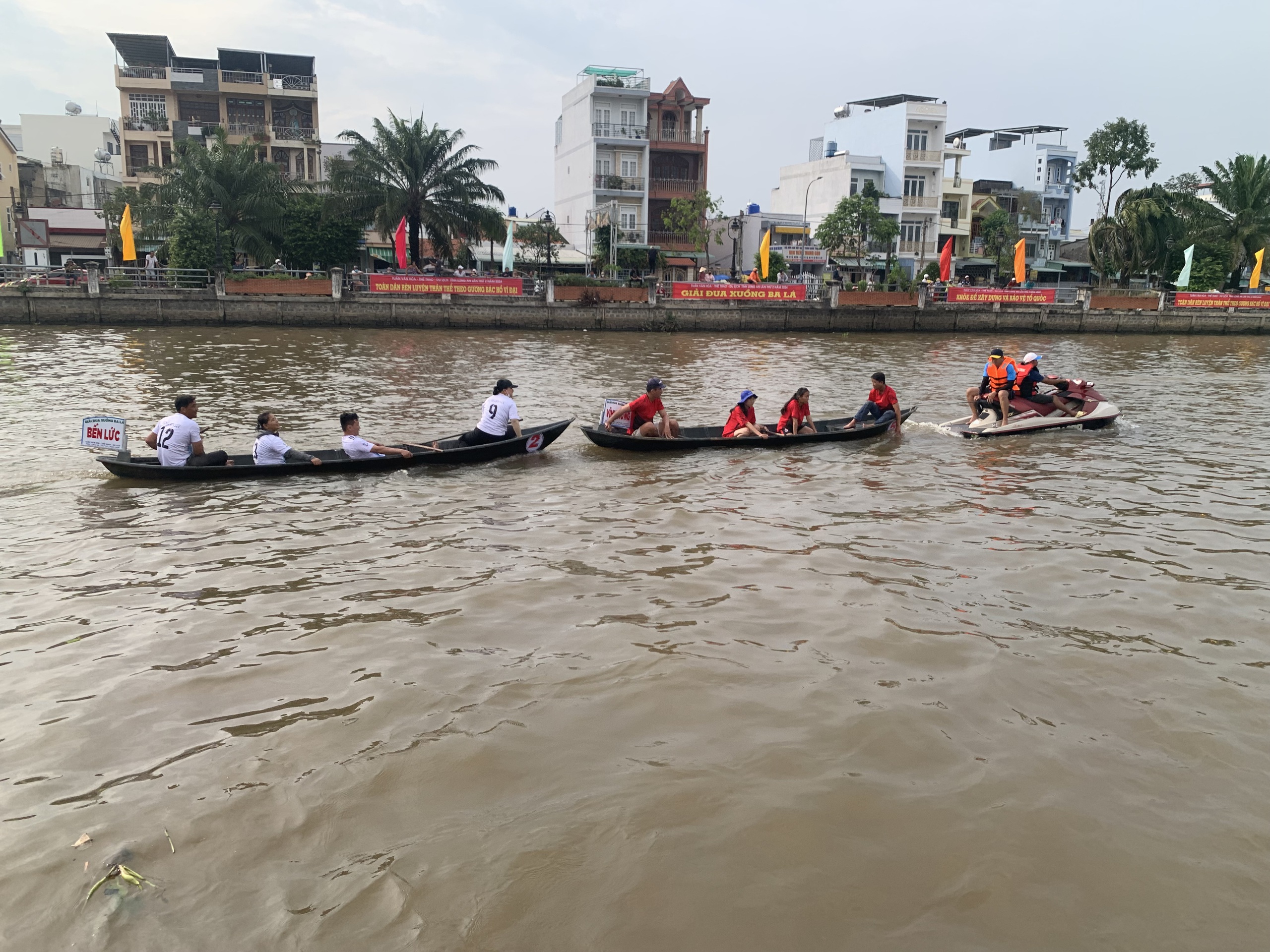 B&aacute;m đuổi quyết liệt tại Giải Đua xuồng ba l&aacute; ở Long An- Ảnh 3.