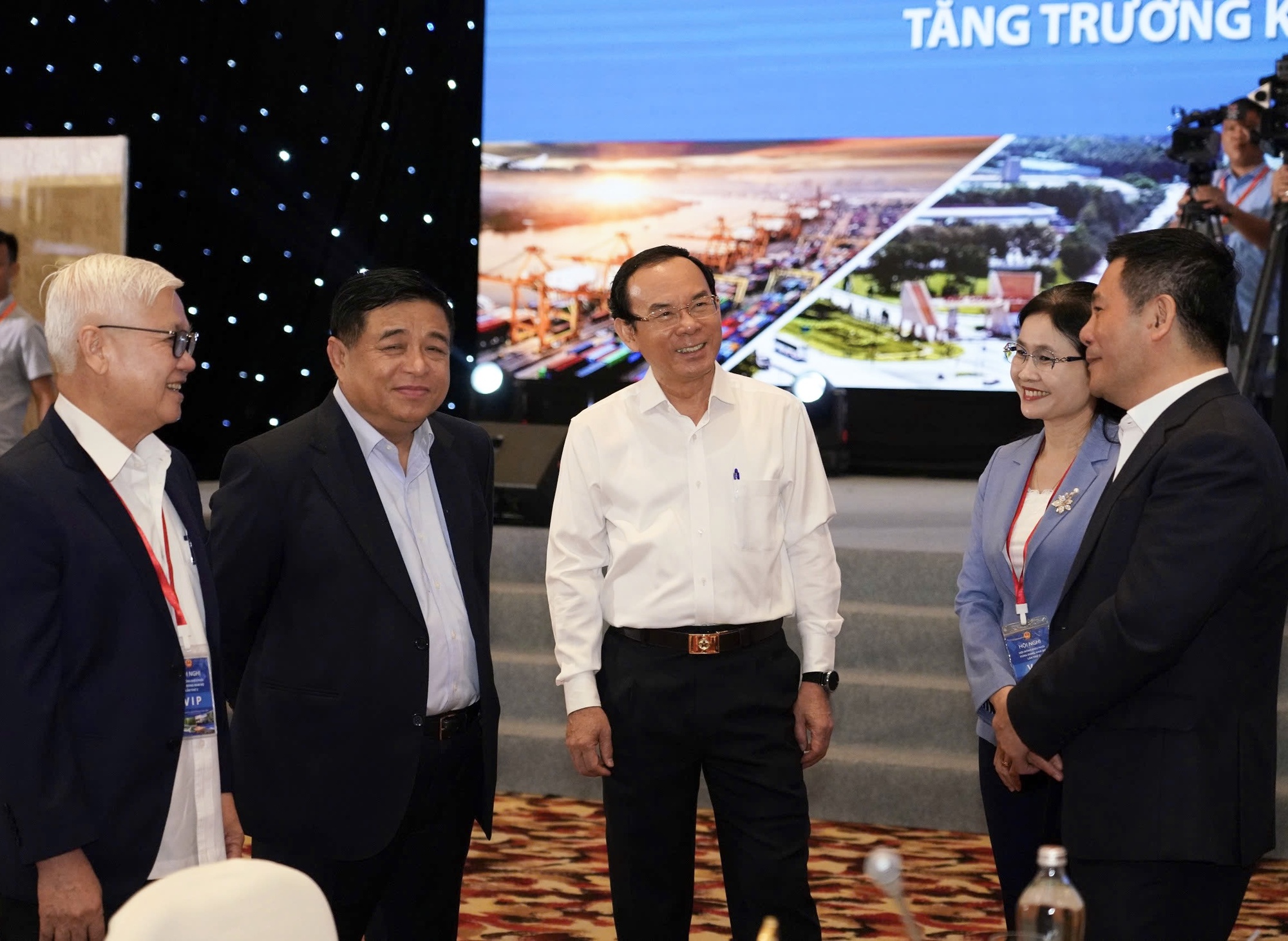 Thủ tướng chủ tr&igrave; hội nghị b&agrave;n giải ph&aacute;p tăng trưởng kinh tế 2 con số v&ugrave;ng Đ&ocirc;ng Nam Bộ- Ảnh 3.