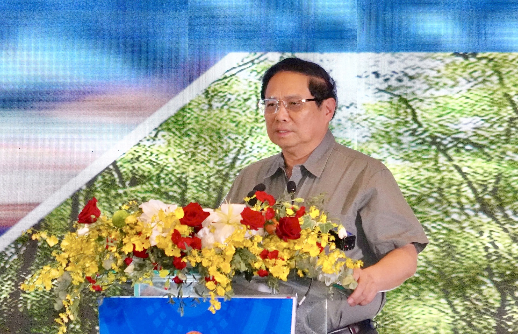 Thủ tướng chủ tr&igrave; hội nghị b&agrave;n giải ph&aacute;p tăng trưởng kinh tế 2 con số v&ugrave;ng Đ&ocirc;ng Nam Bộ- Ảnh 2.