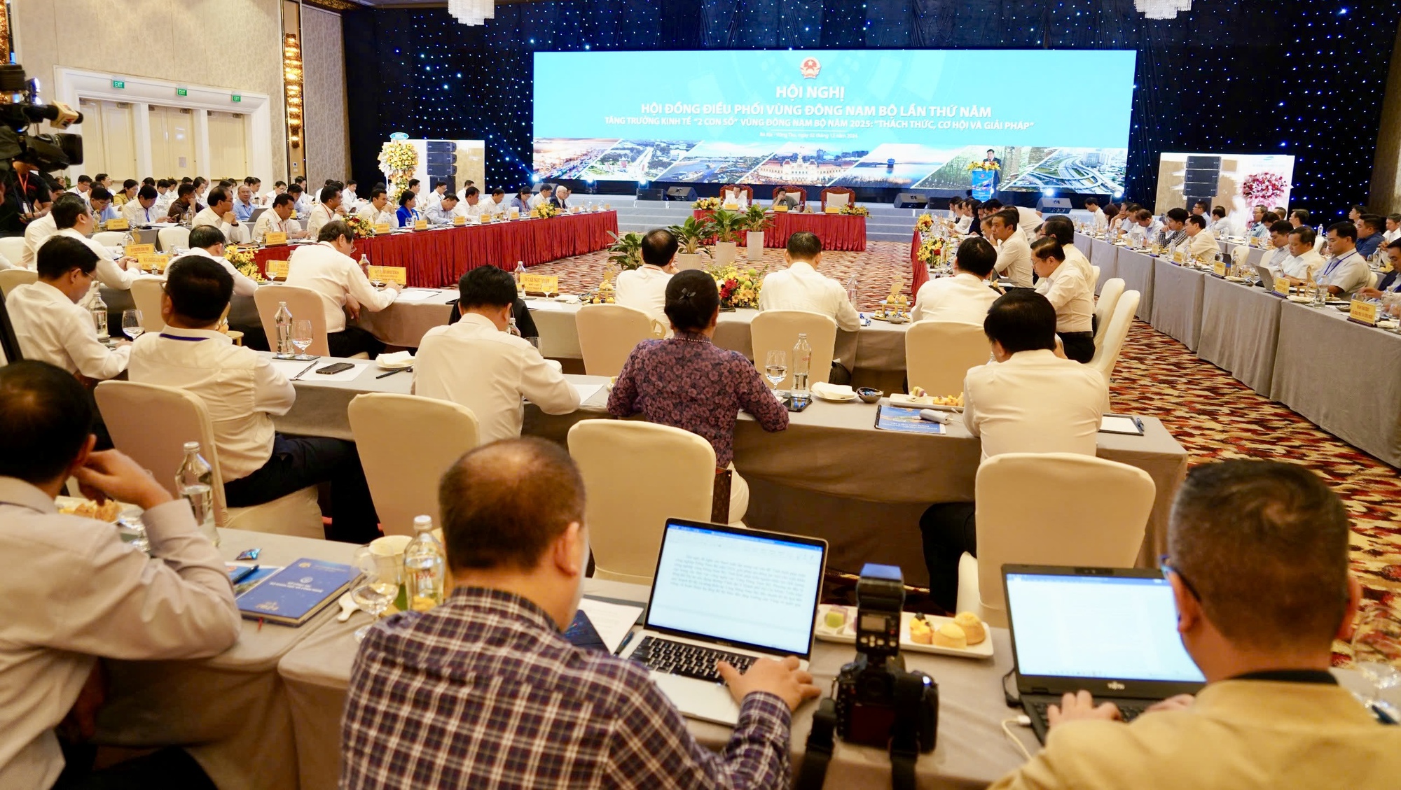 Thủ tướng chủ tr&igrave; hội nghị b&agrave;n giải ph&aacute;p tăng trưởng kinh tế 2 con số v&ugrave;ng Đ&ocirc;ng Nam Bộ- Ảnh 4.