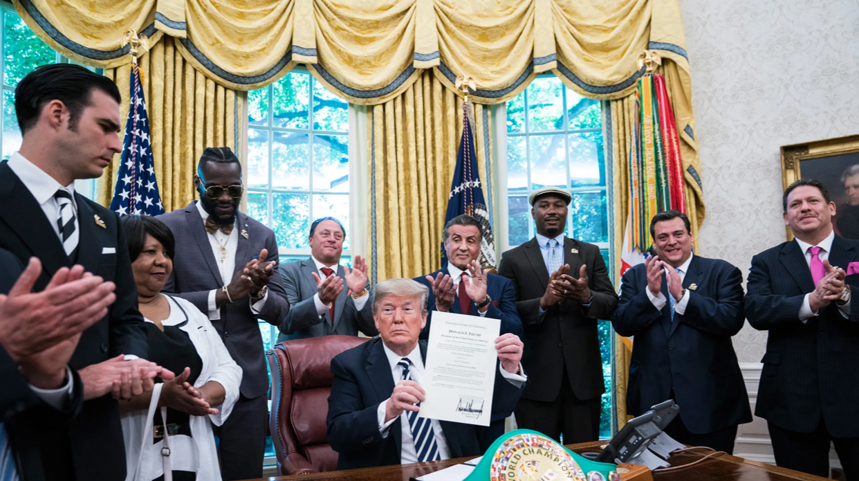 &Ocirc;ng Trump từng &acirc;n x&aacute; cho những ai trong nhiệm kỳ trước?- Ảnh 1.