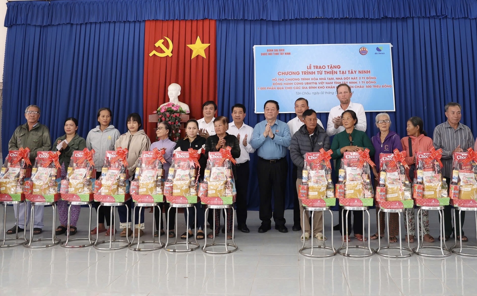 Trưởng Ban Tuy&ecirc;n gi&aacute;o Trung ương trao qu&agrave; tại T&acirc;y Ninh- Ảnh 1.