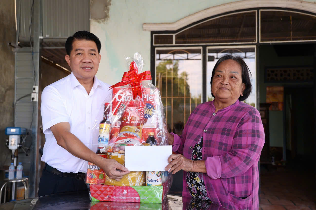 Trưởng Ban Tuy&ecirc;n gi&aacute;o Trung ương trao qu&agrave; tại T&acirc;y Ninh- Ảnh 2.