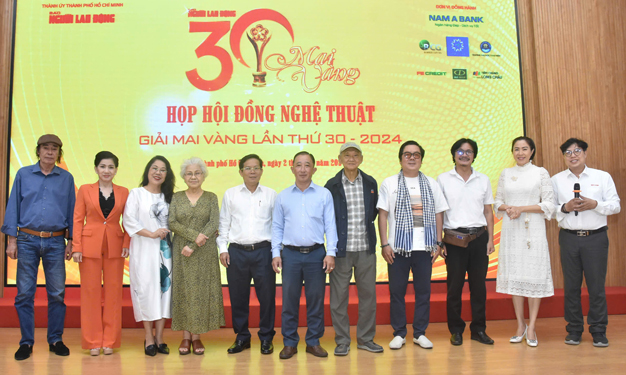 C&aacute;c th&agrave;nh vi&ecirc;n Hội đồng Nghệ thuật Giải Mai V&agrave;ng lần thứ 30 - 2024 chụp ảnh lưu niệm sau cuộc họp Hội đồng Nghệ thuật của giải v&agrave;o chiều 2-12Ảnh: TẤN THẠNH