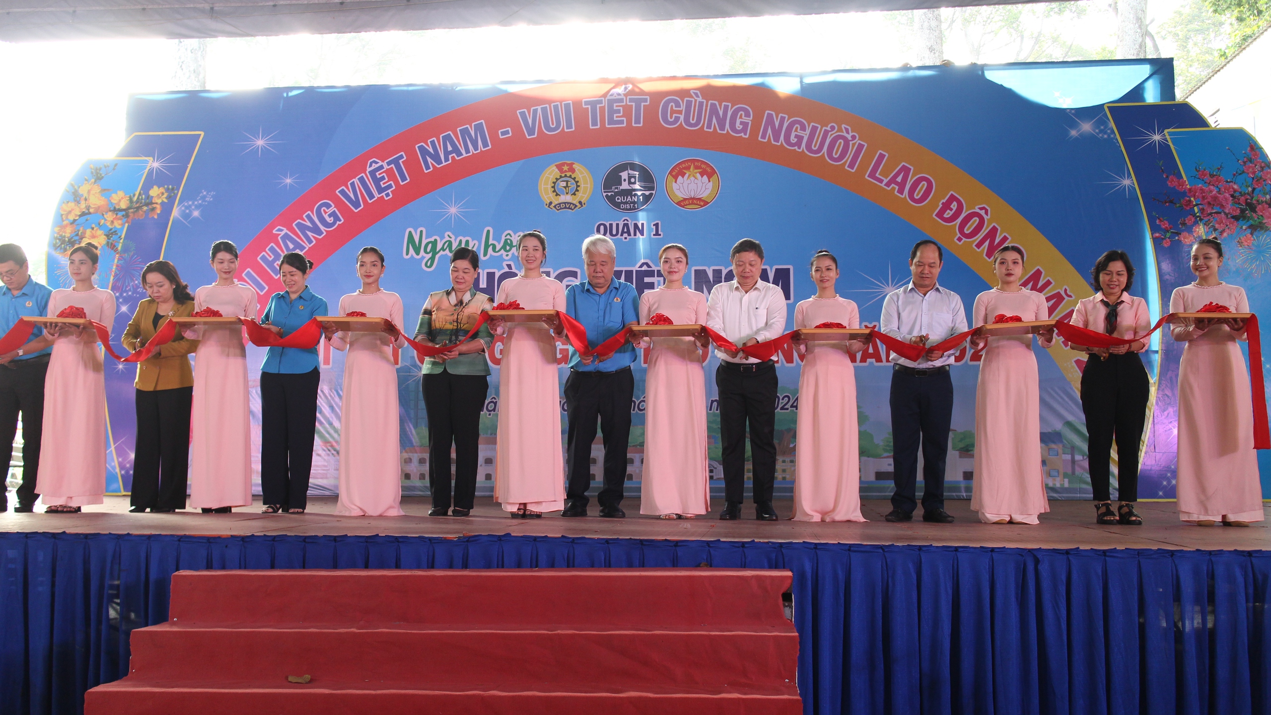 C&ocirc;ng nh&acirc;n thỏa sức mua sắm tại &ldquo;Ng&agrave;y hội h&agrave;ng Việt Nam - Vui Tết c&ugrave;ng người lao động&rdquo;- Ảnh 1.
